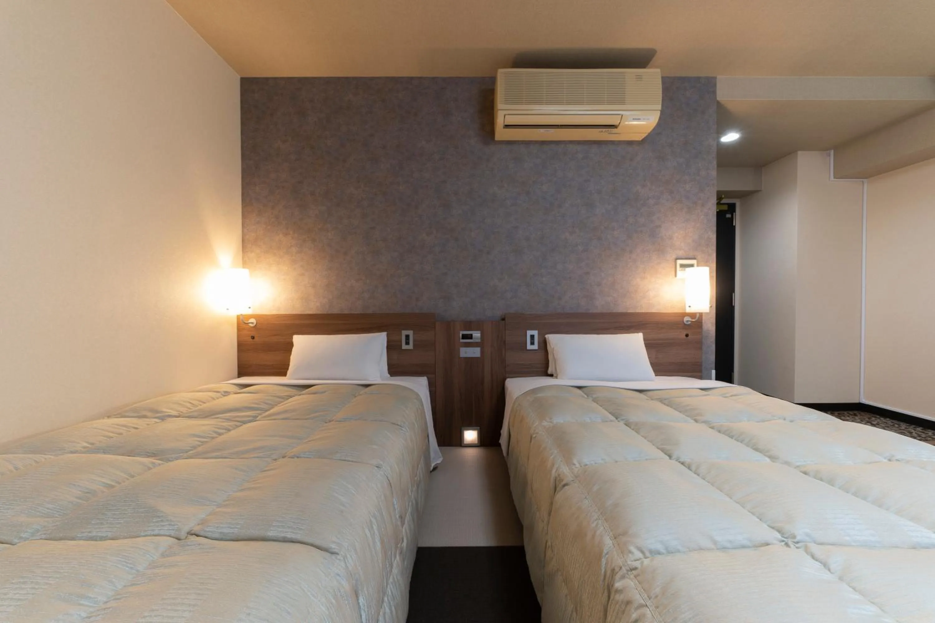 Bed in Hotel Econo Tsu Station