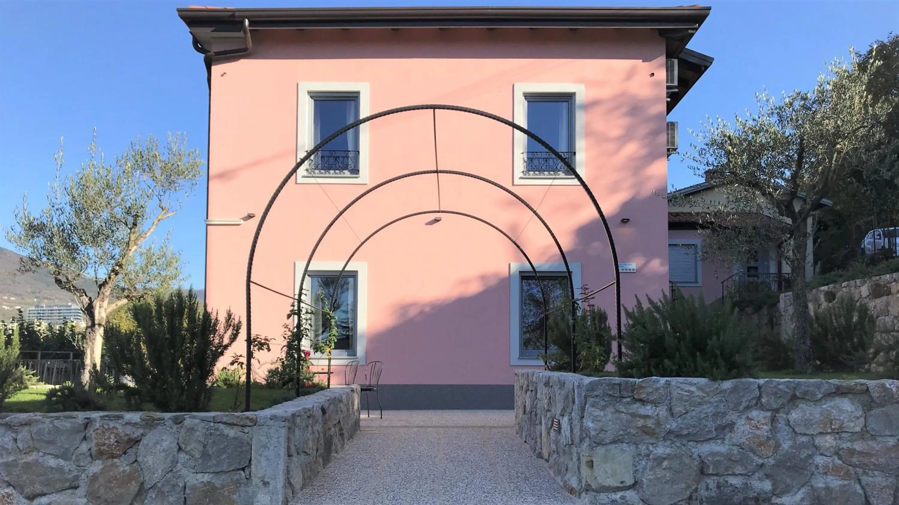 Facade/entrance in Vila Burbonka