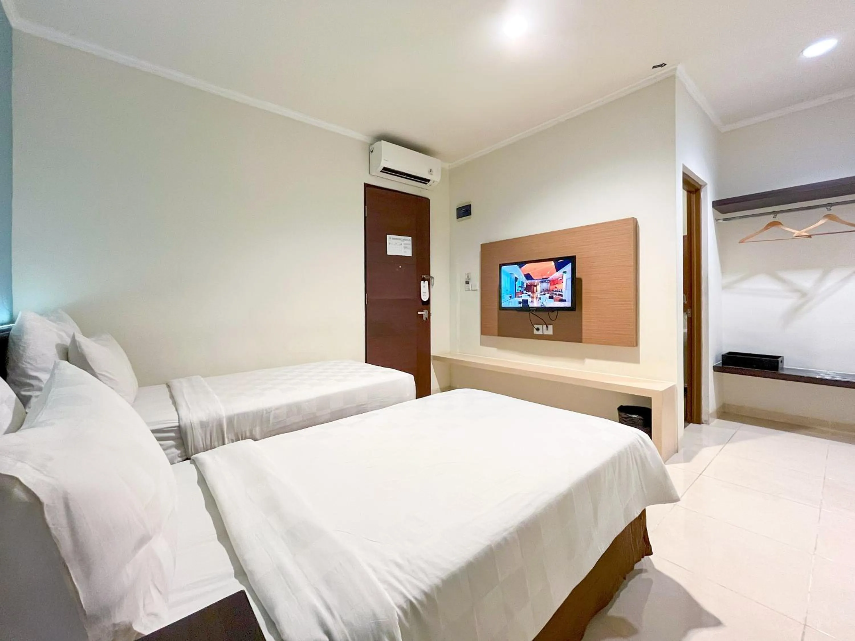 TV and multimedia, Bed in Hotel 88 Embong Kenongo - Kayun By WH