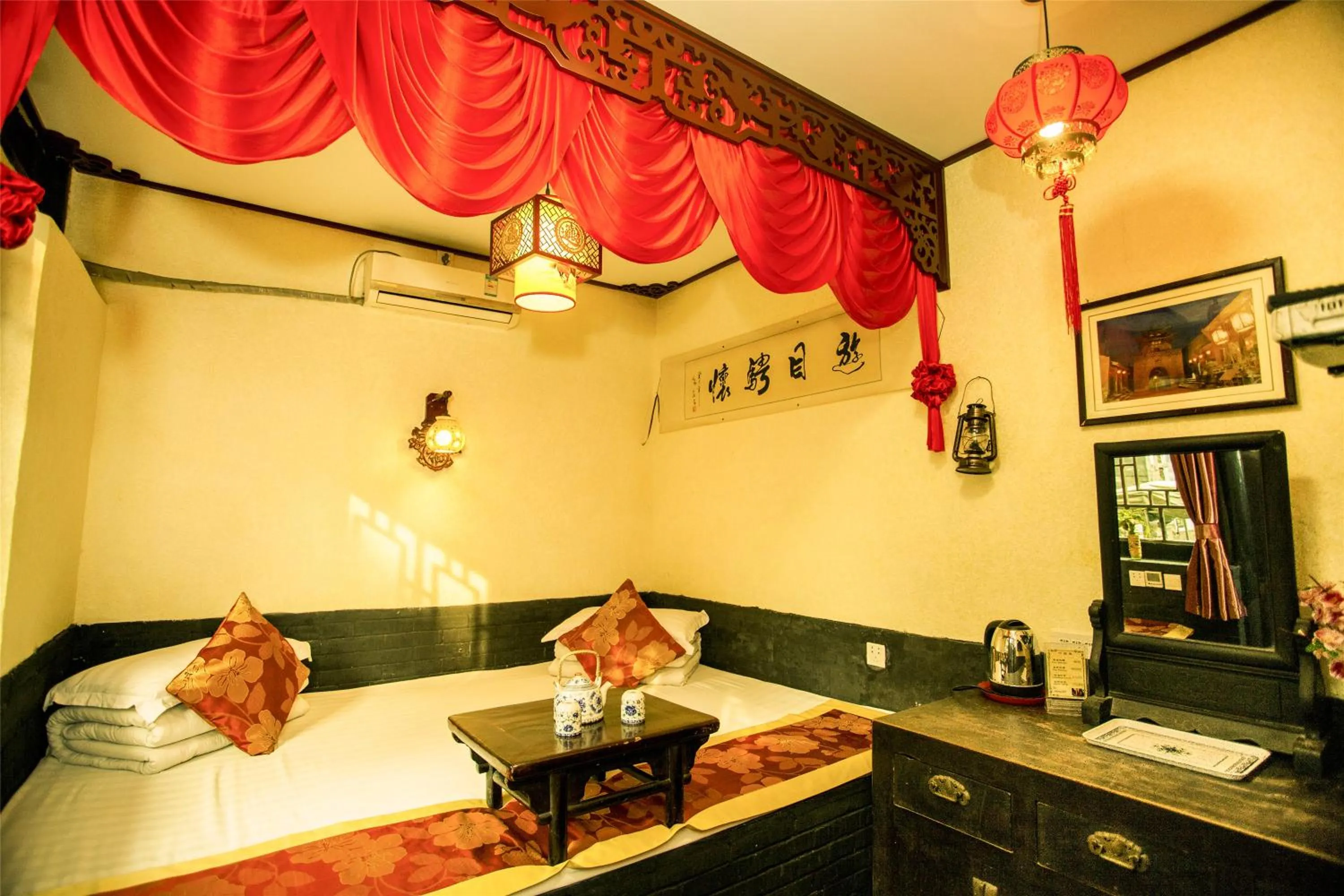 Photo of the whole room, Bed in Pingyao Ji Family Courtyard Inn