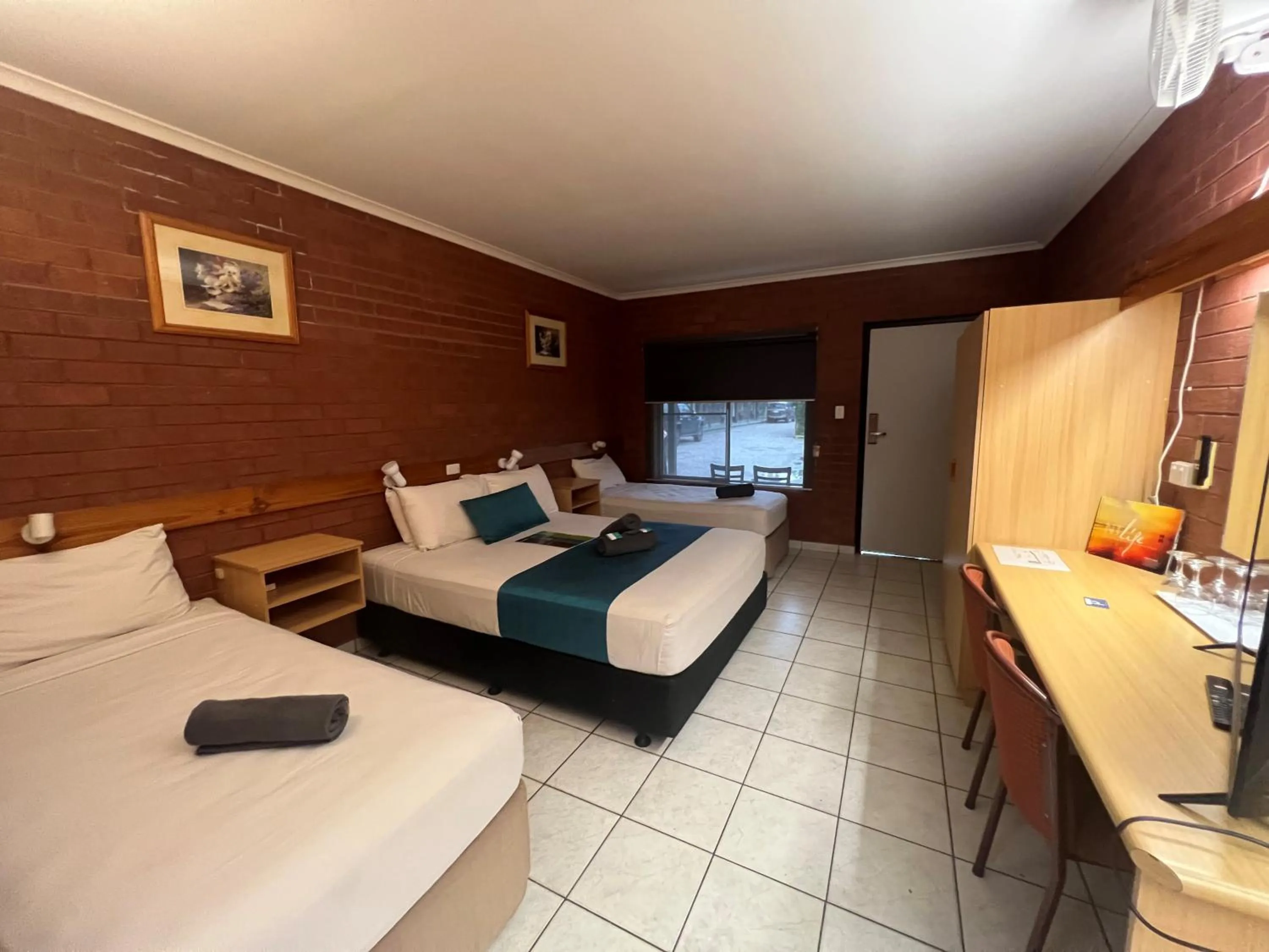 Bedroom, Bed in Pine Tree Motel