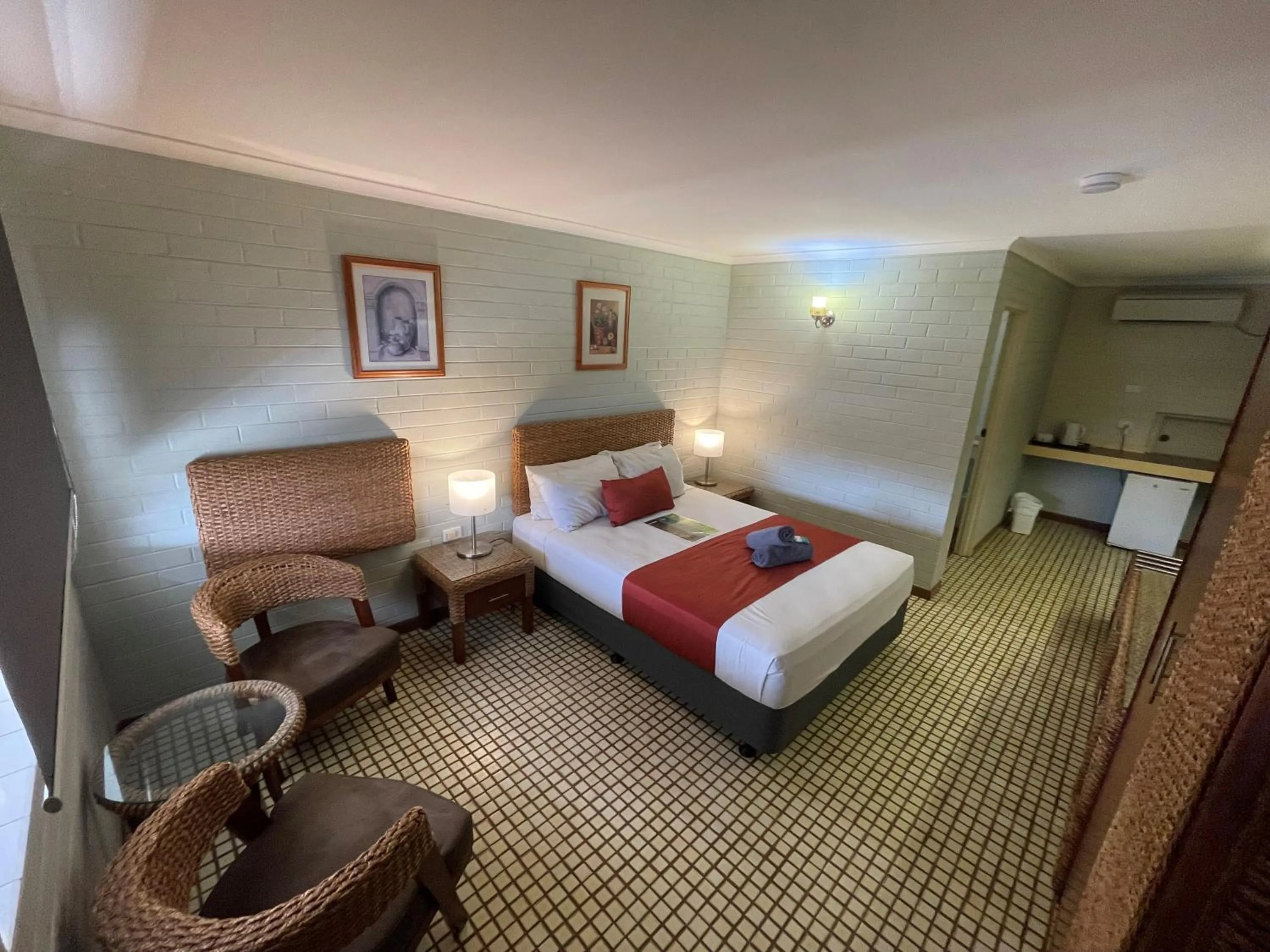 Bedroom, Bed in Pine Tree Motel