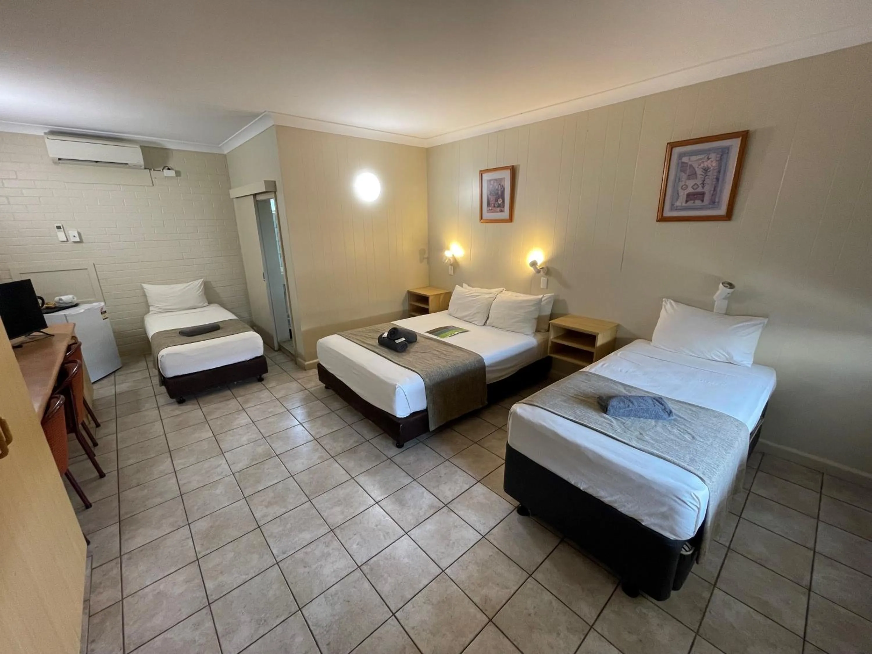 Photo of the whole room, Bed in Pine Tree Motel