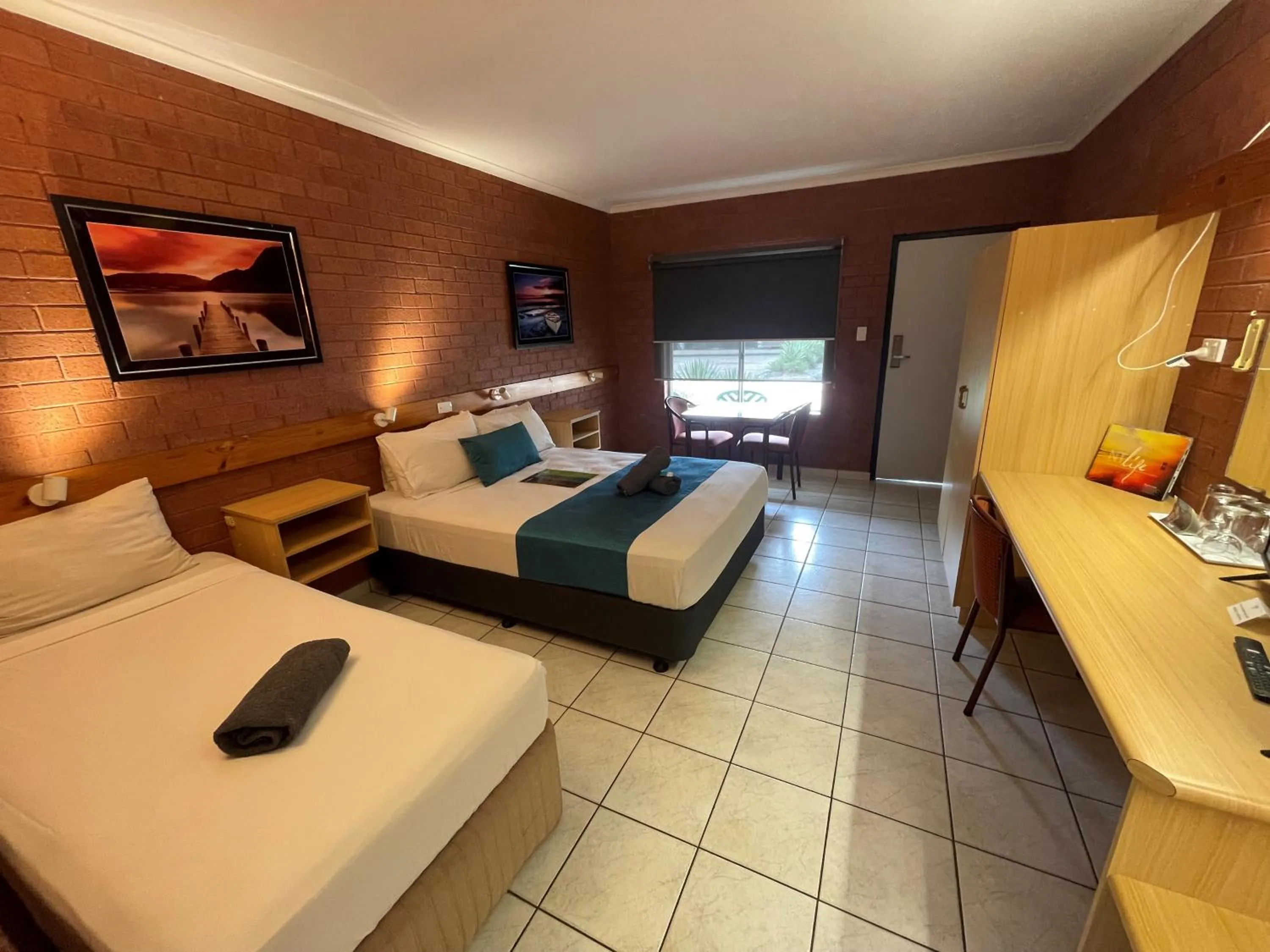 Photo of the whole room, Bed in Pine Tree Motel