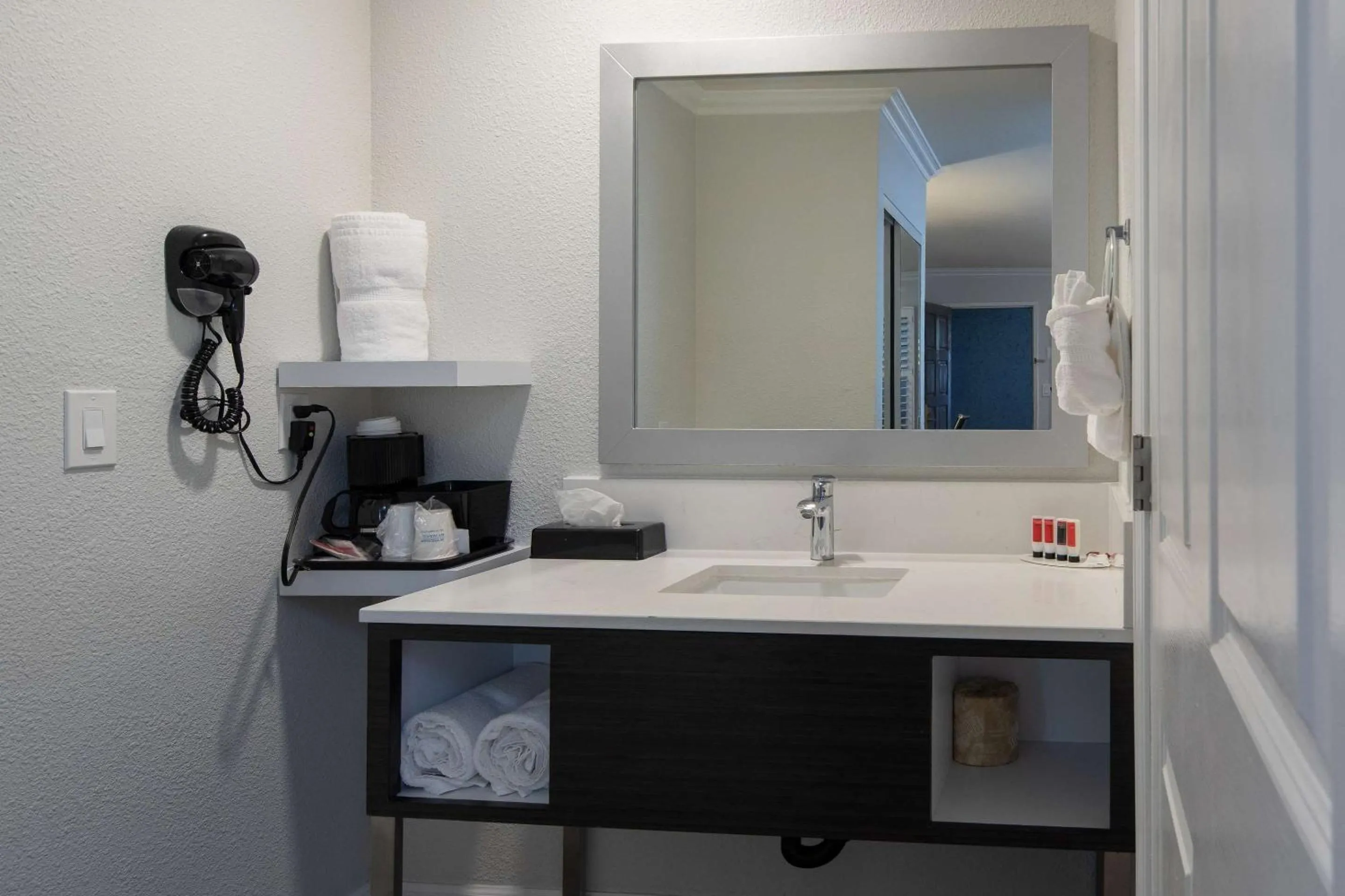 Bedroom in Rodeway Inn Milpitas near Great Mall