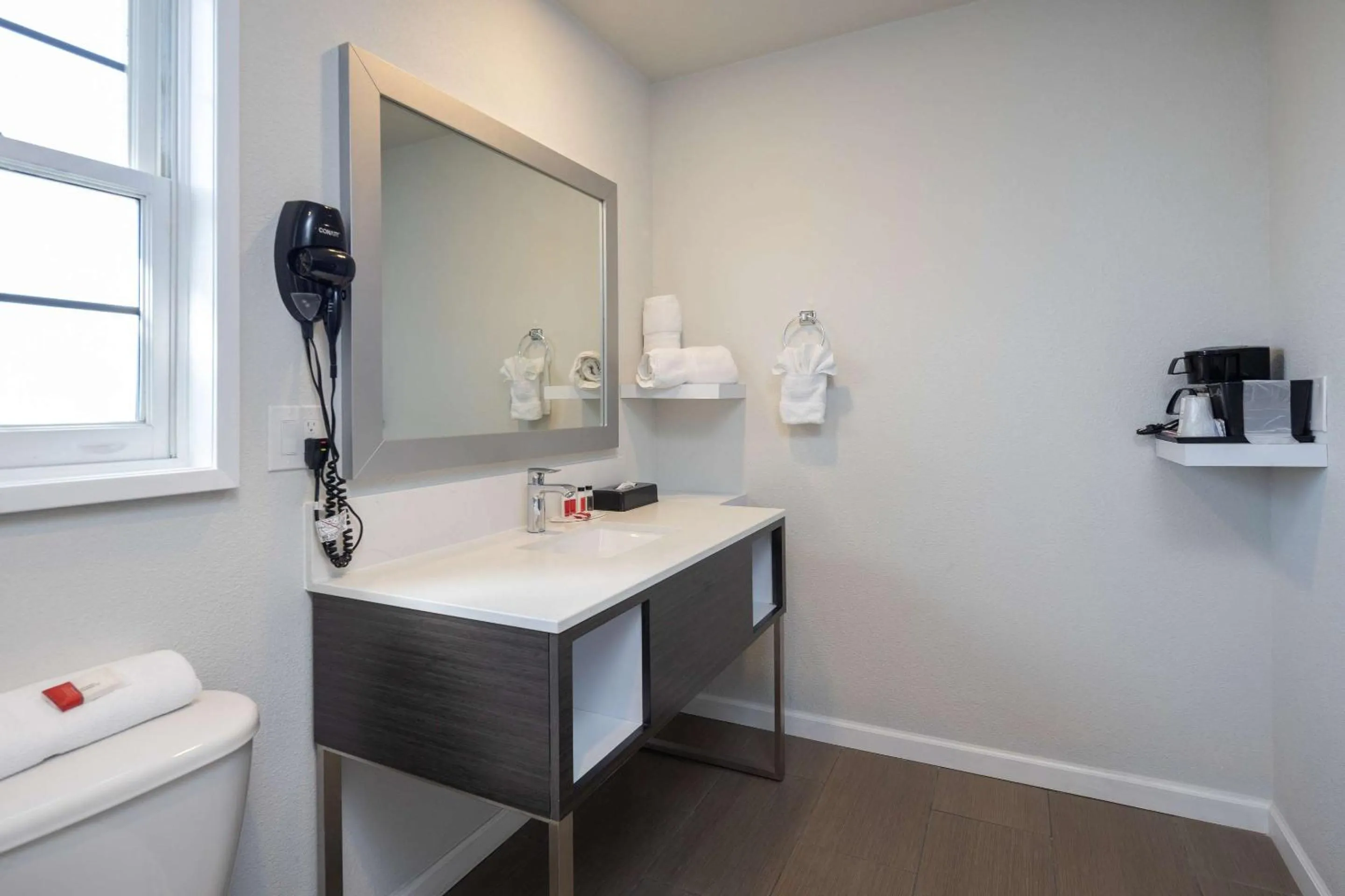 Bedroom in Rodeway Inn Milpitas near Great Mall