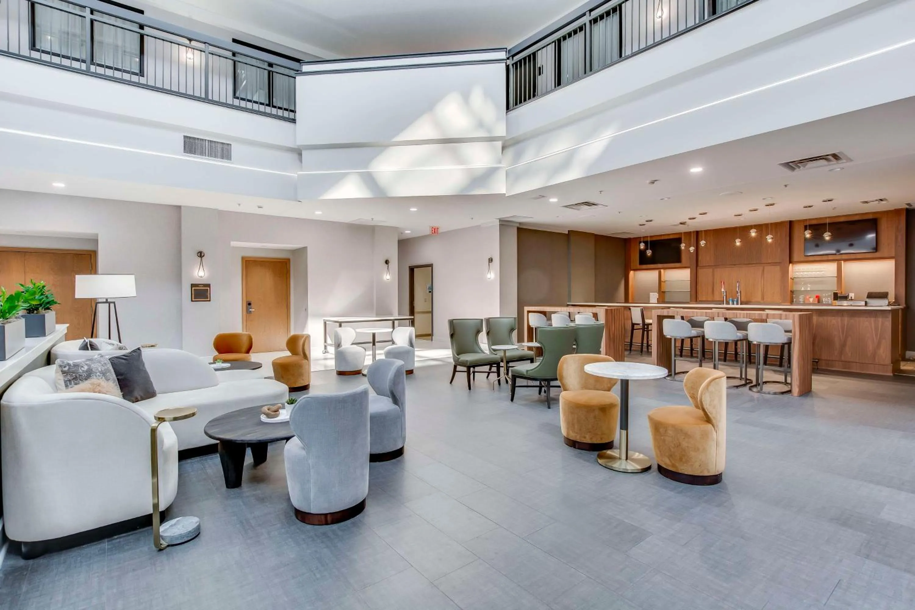 Lounge or bar in Embassy Suites by Hilton Louisville East