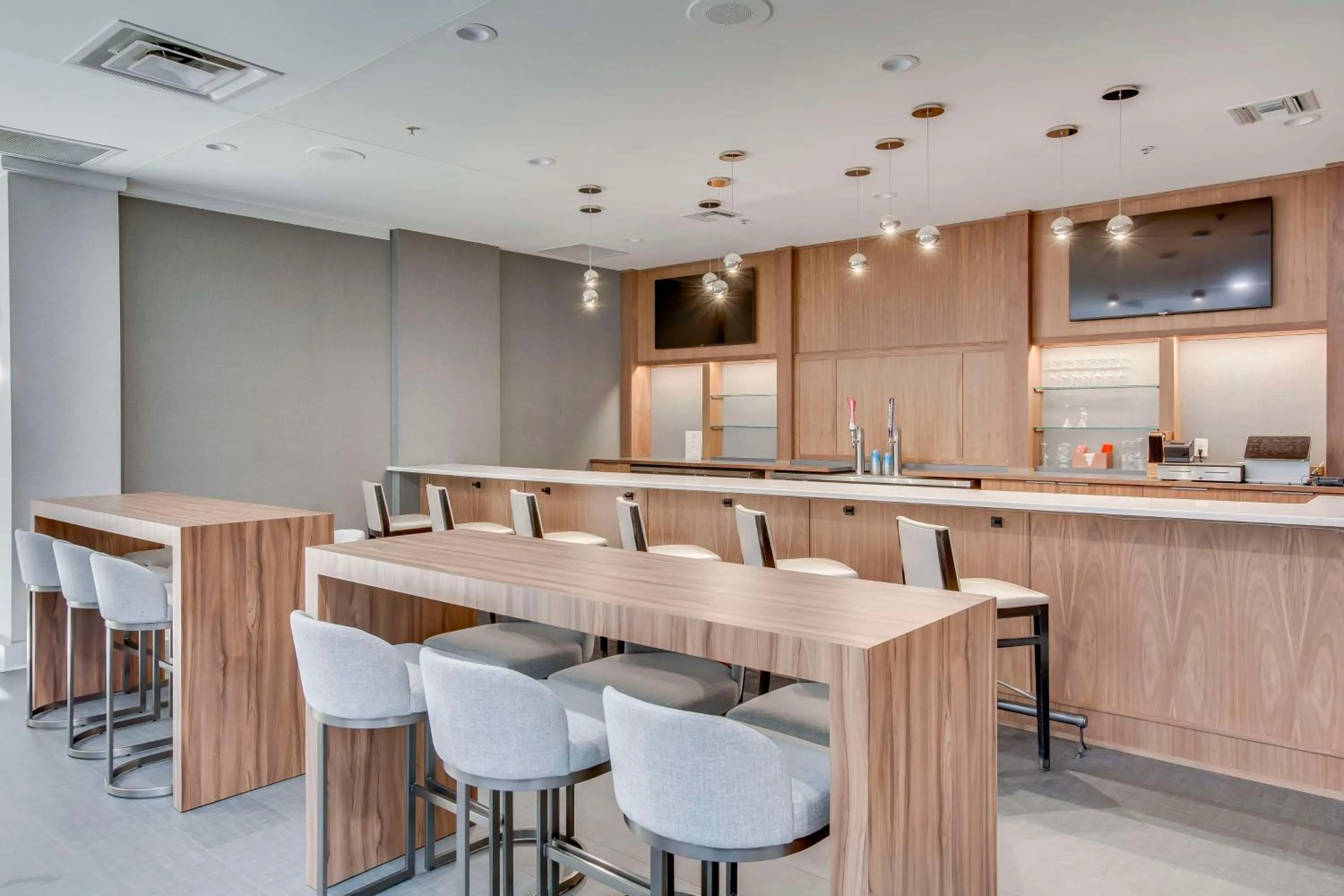 Lounge or bar in Embassy Suites by Hilton Louisville East