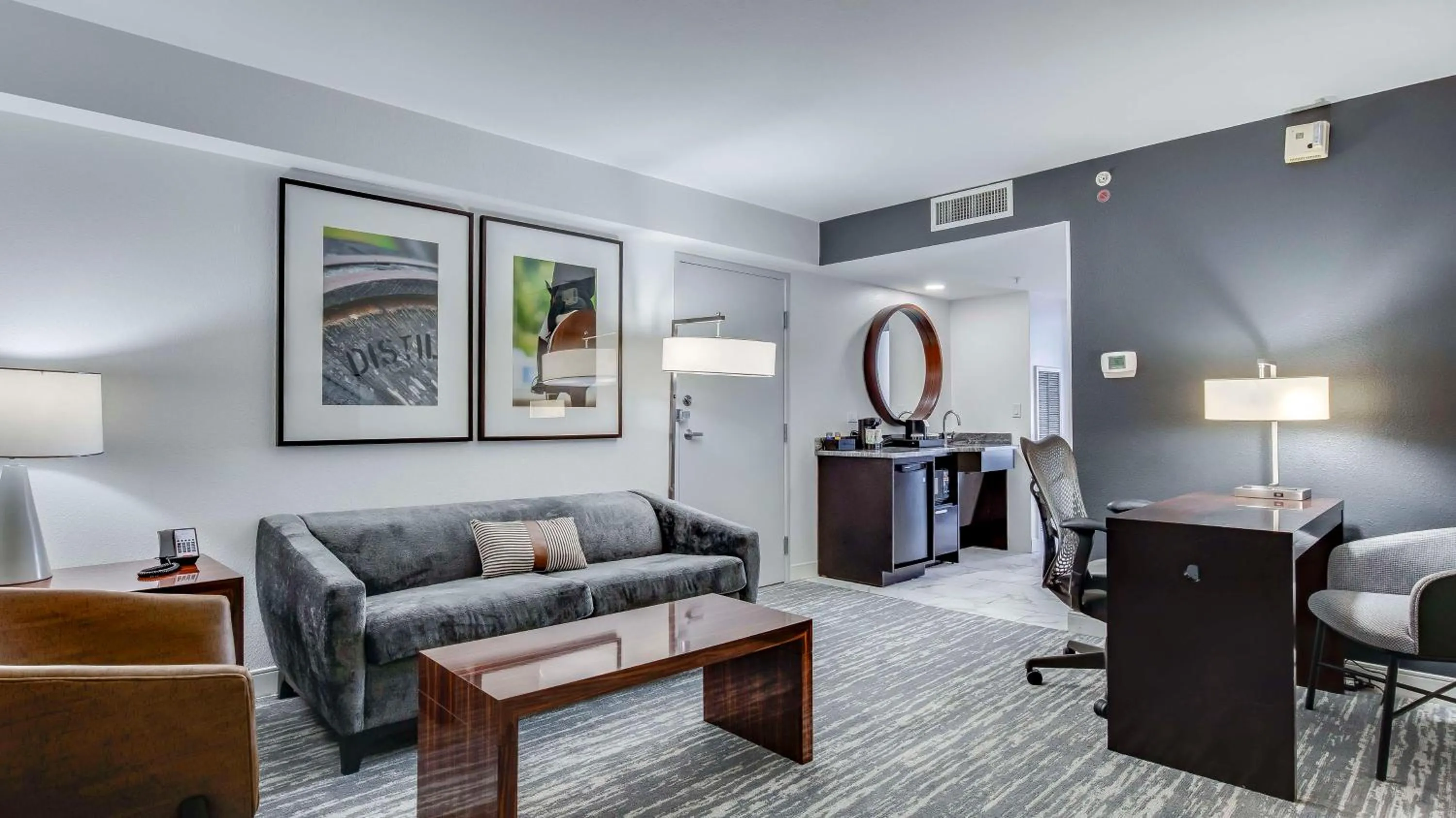 Bedroom in Embassy Suites by Hilton Louisville East