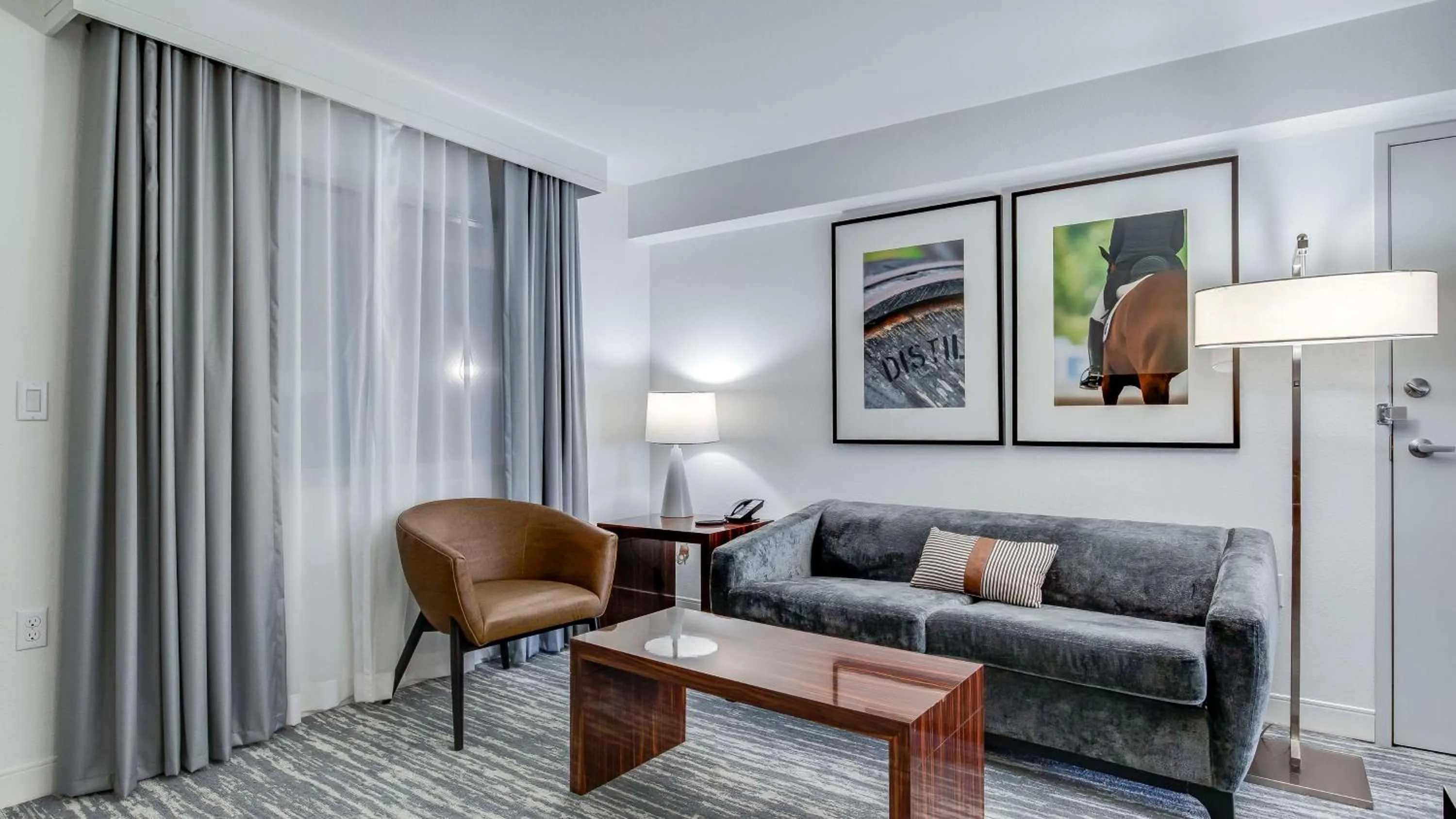 Living room in Embassy Suites by Hilton Louisville East