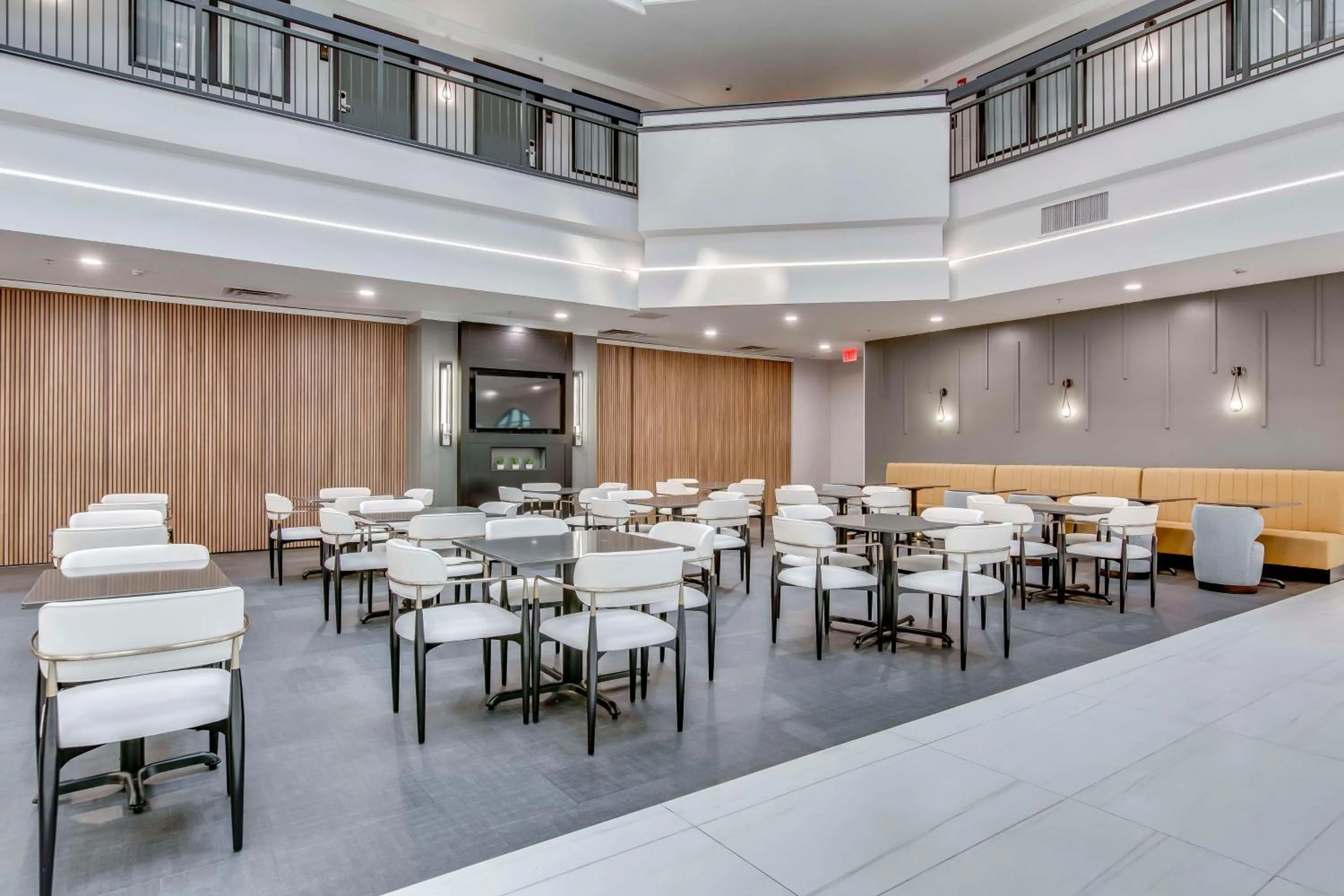 Lobby or reception in Embassy Suites by Hilton Louisville East
