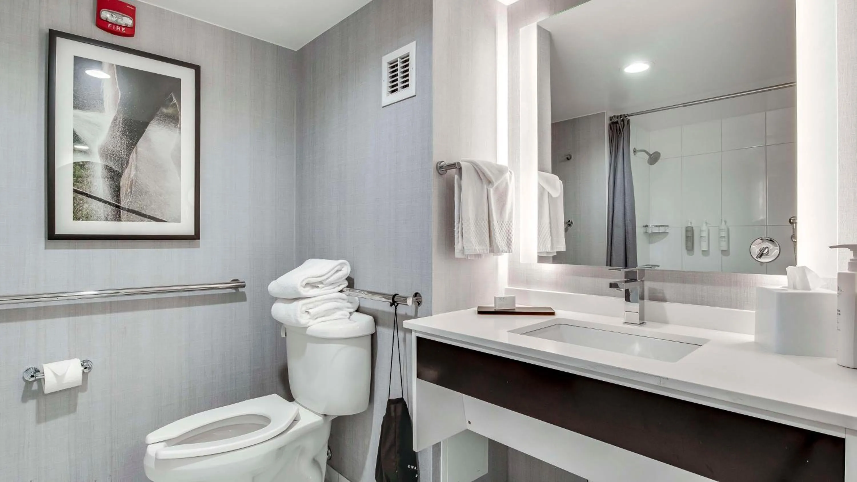 Bathroom in Embassy Suites by Hilton Louisville East