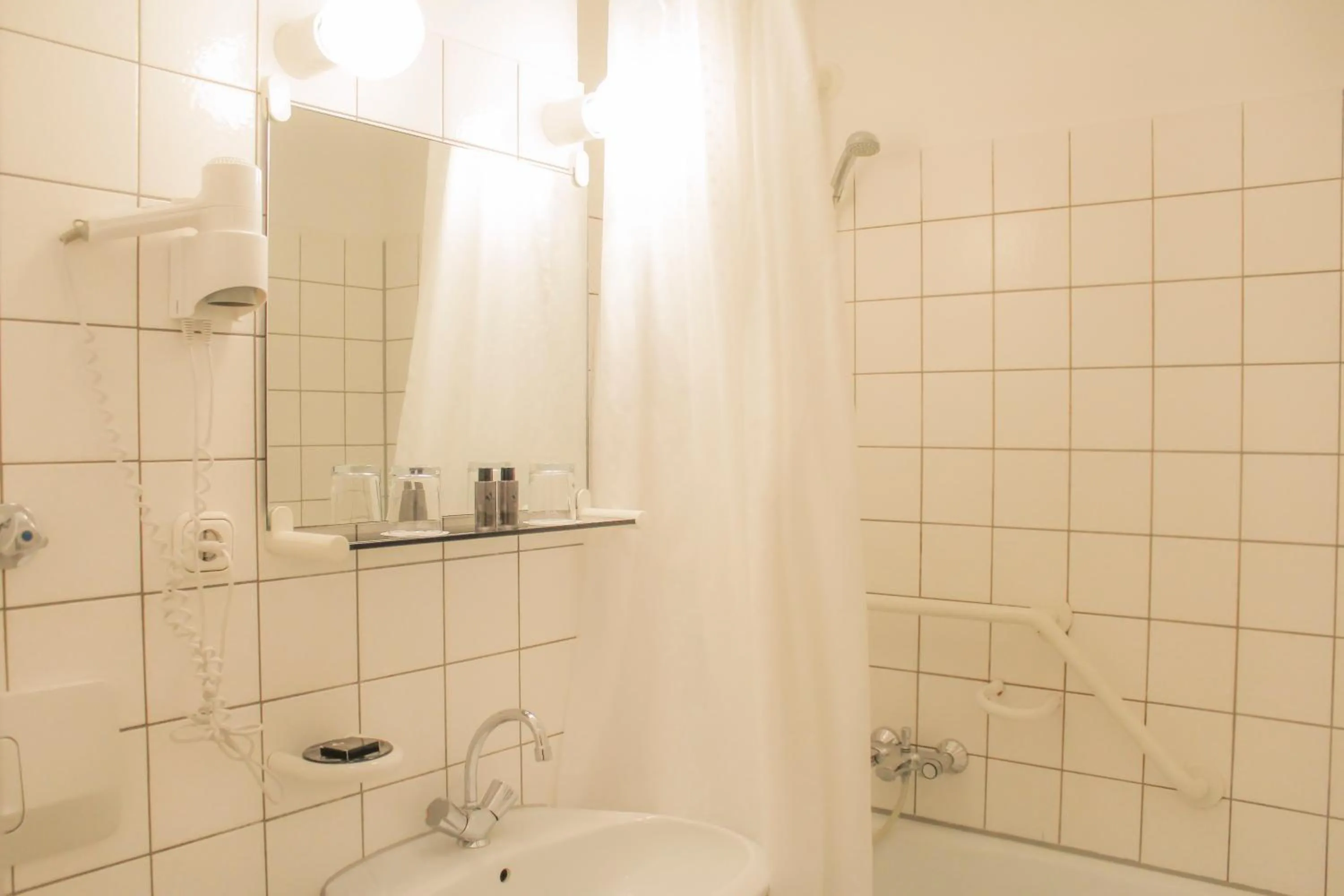 Shower in Hotel Moon