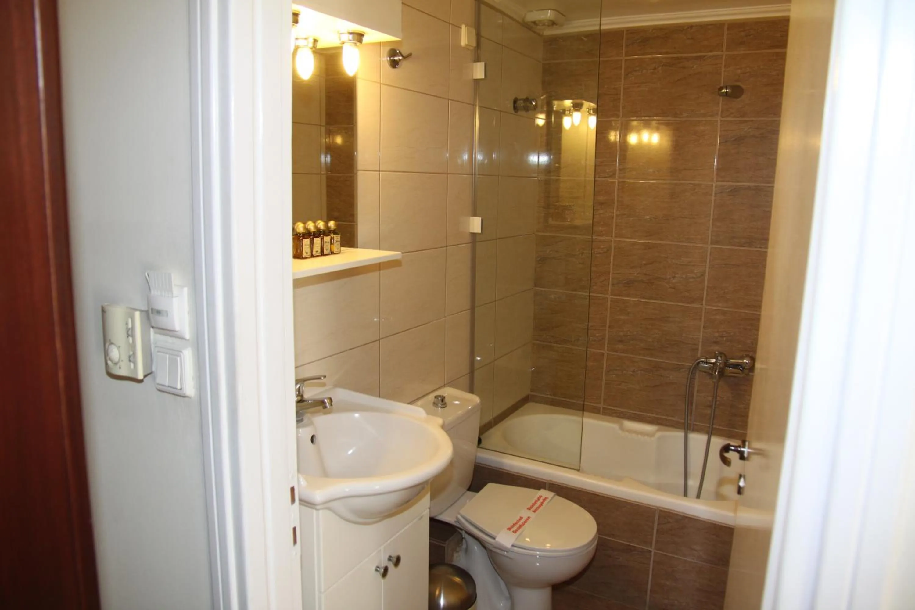 Bathroom in Hotel Panellinion