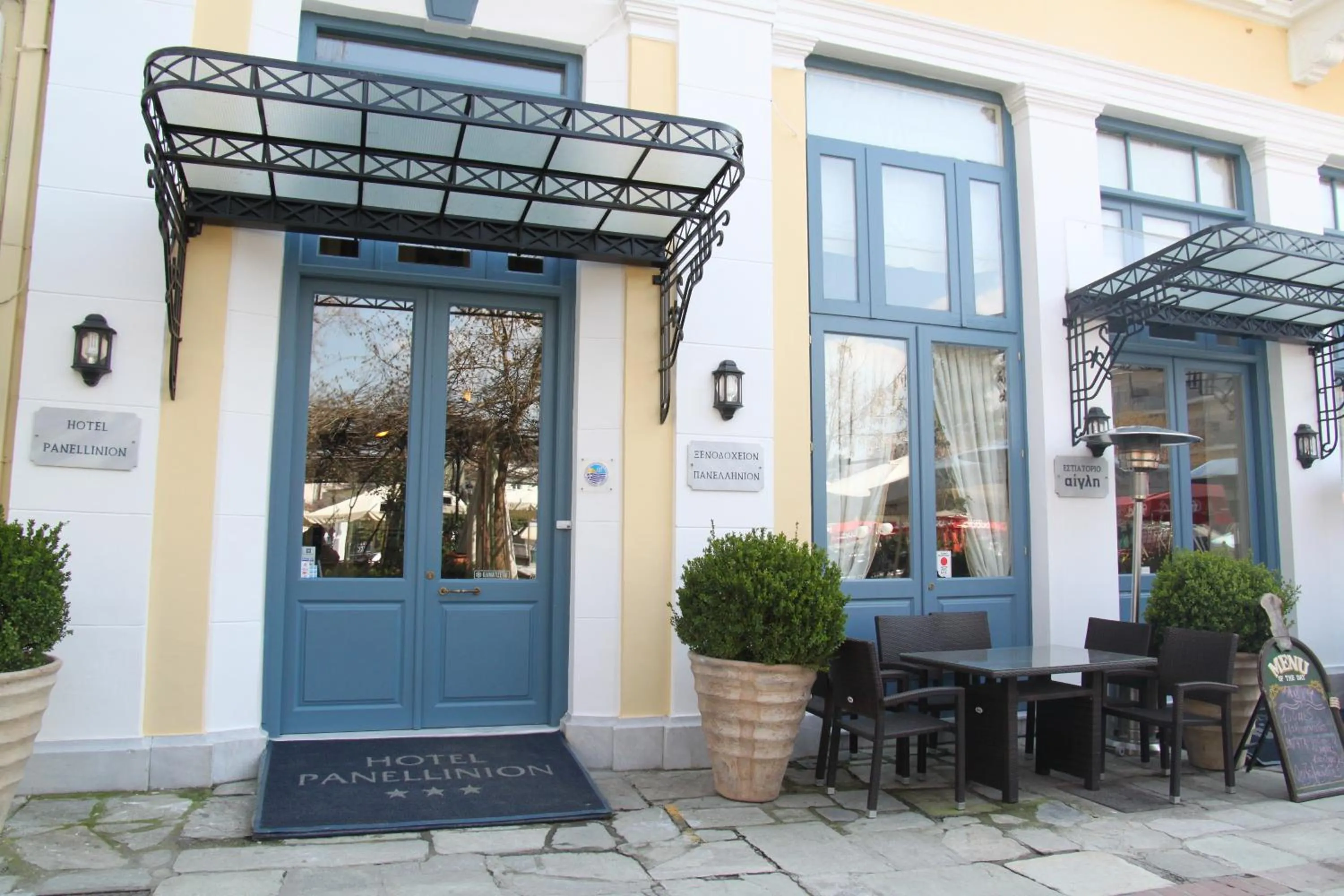 Facade/entrance in Hotel Panellinion