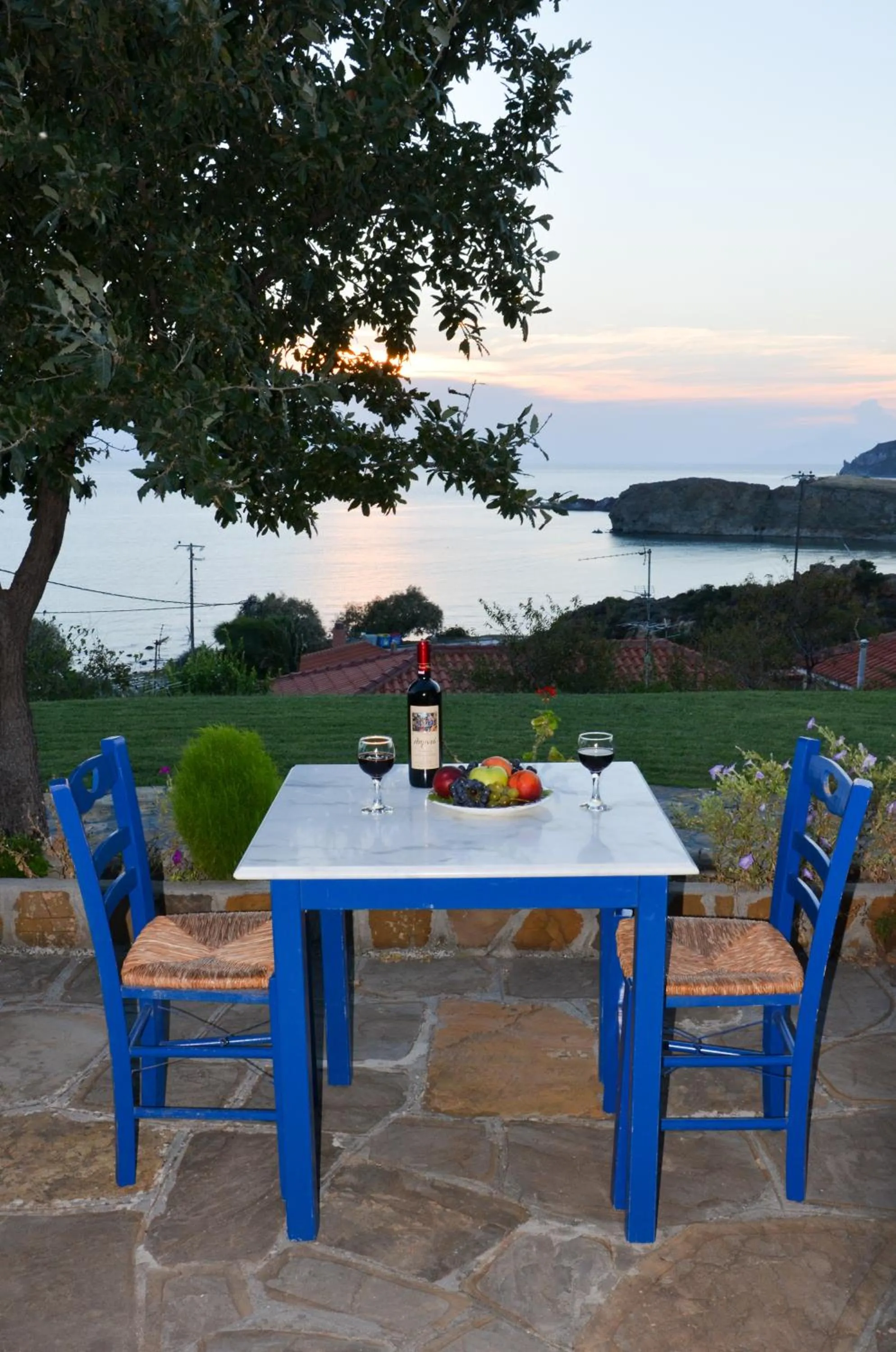 Restaurant/places to eat in Sunset Hotel