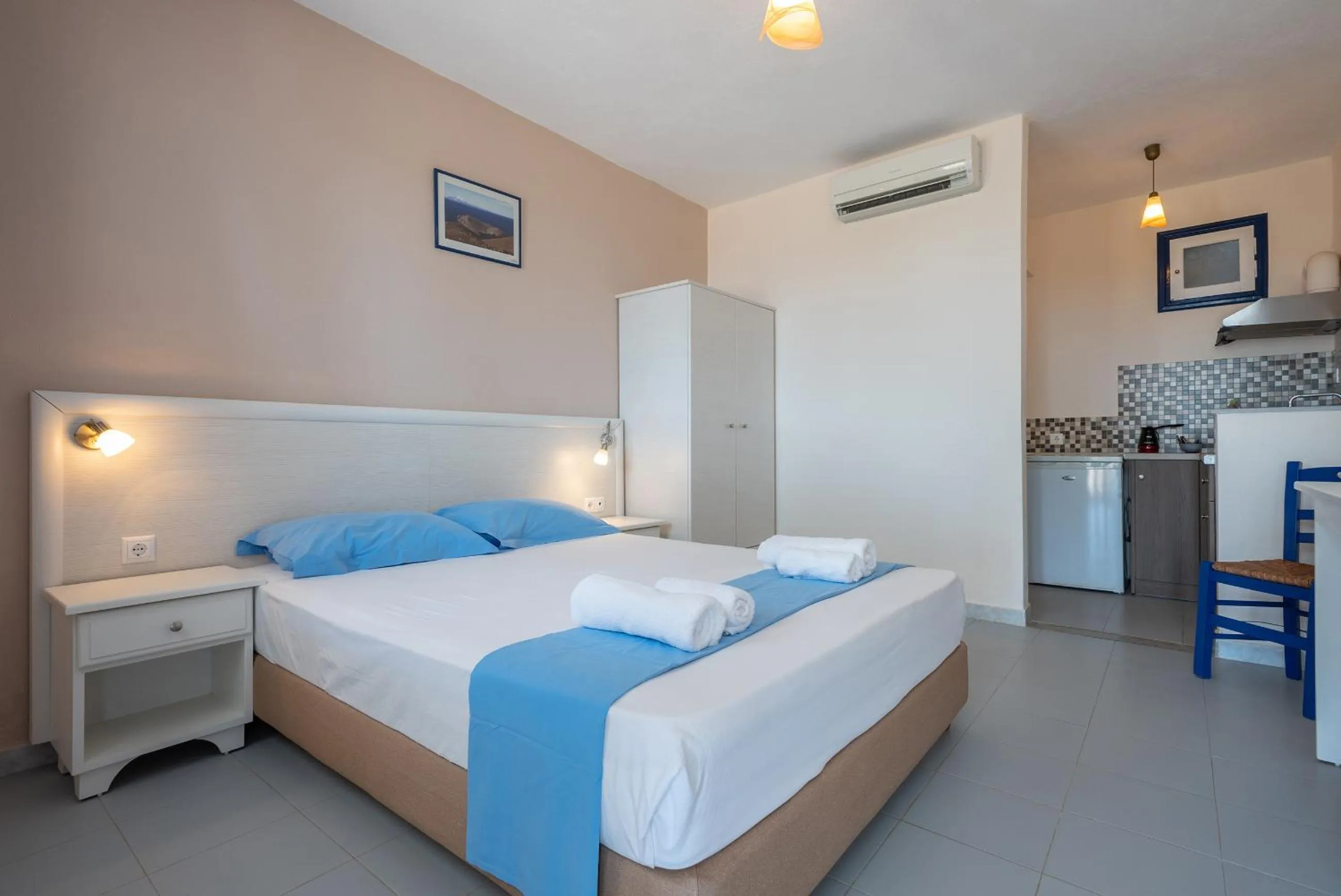 Photo of the whole room in Sunset Hotel