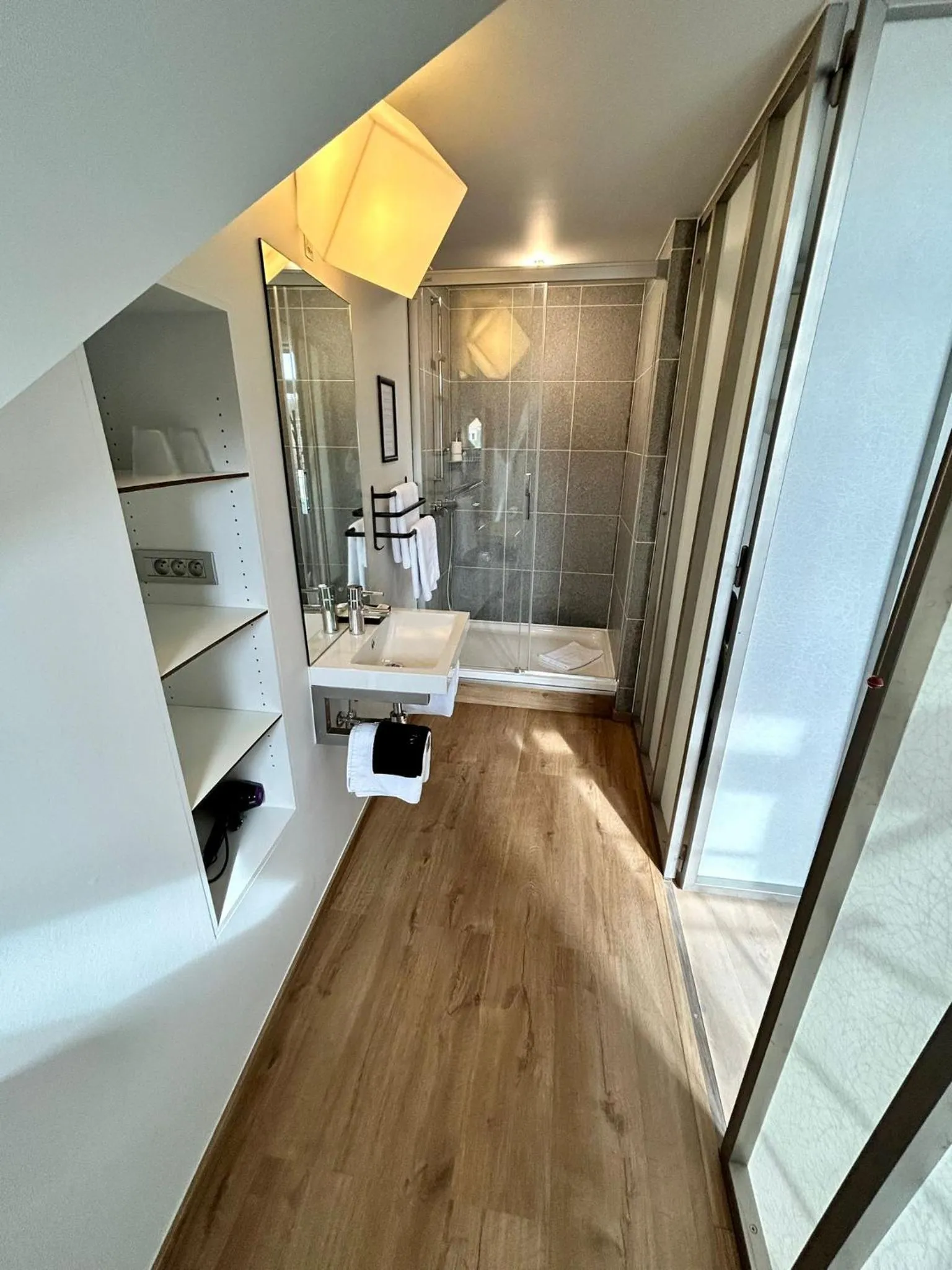 Shower in B&B Contrast