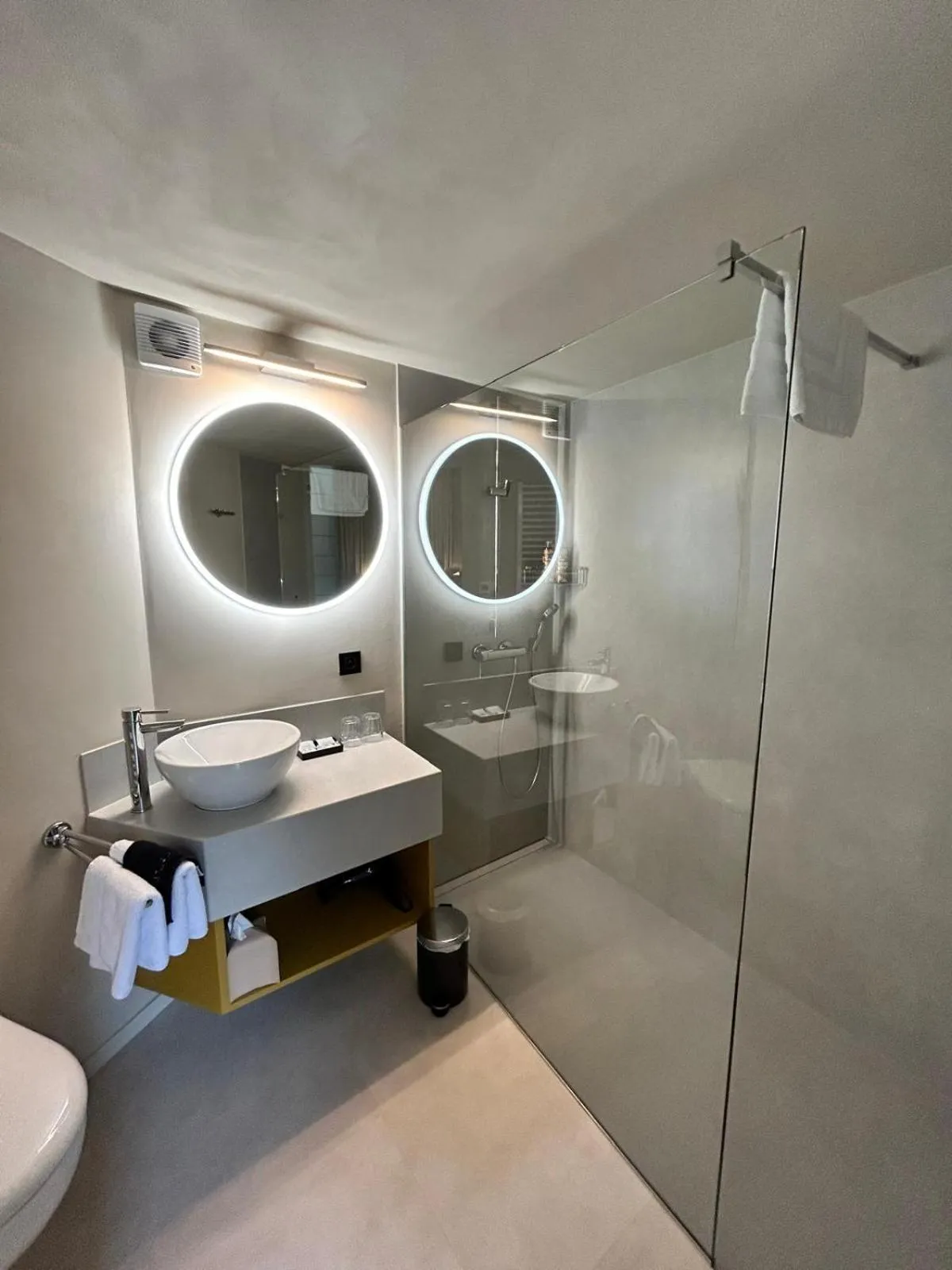 Shower in B&B Contrast