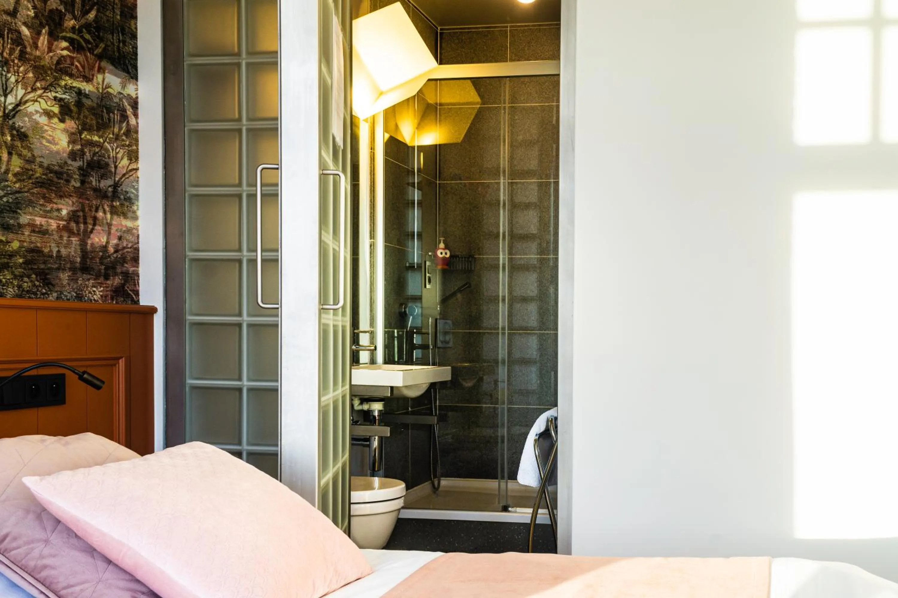 Bathroom, Bed in B&B Contrast
