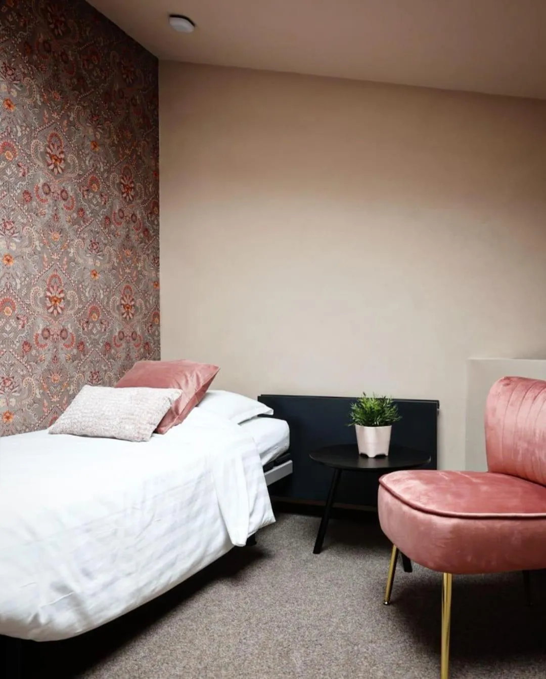 Patio, Bed in B&B Contrast