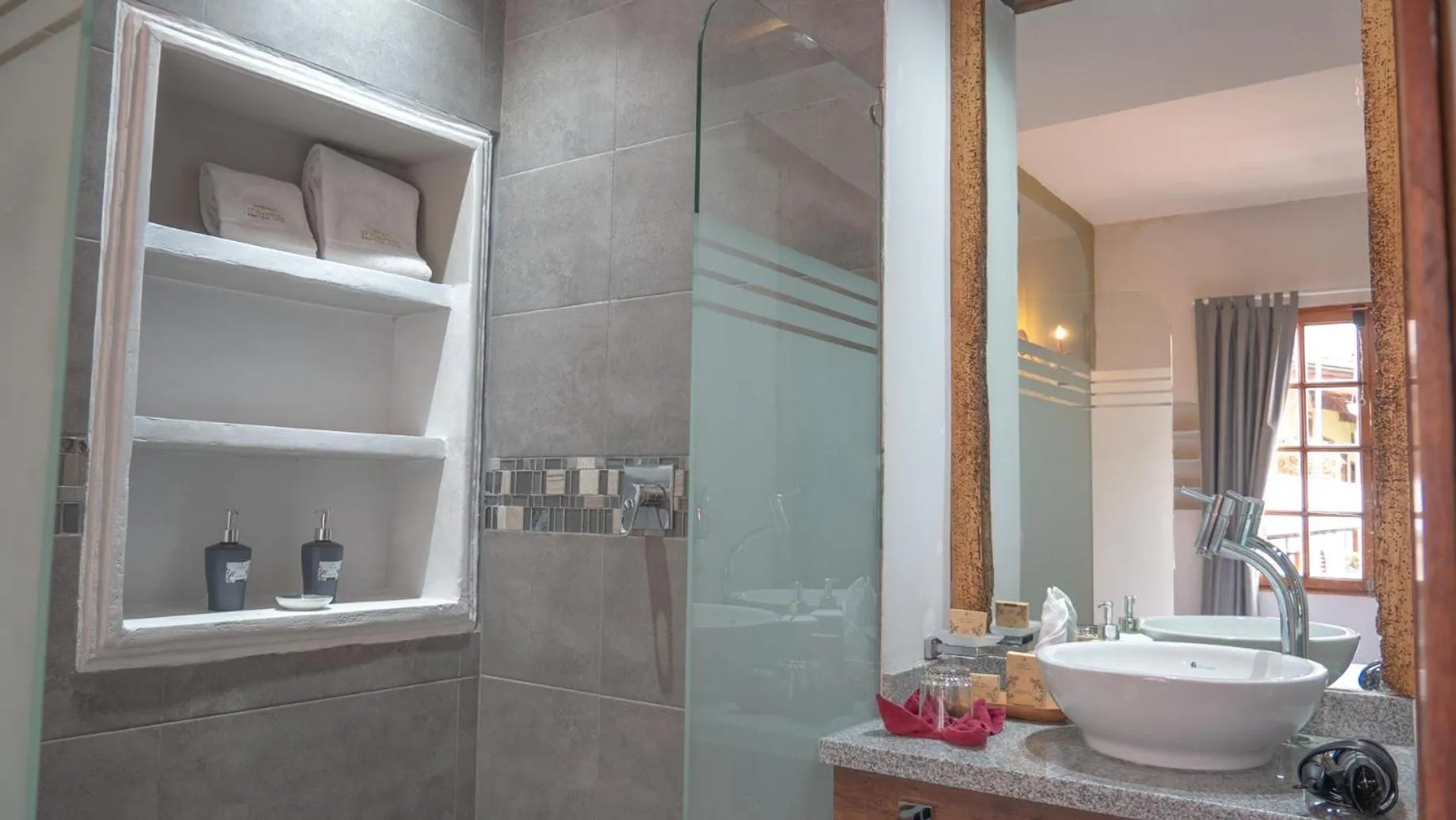 Shower in Boutique Hotel in Quito Hotel Casona 1914