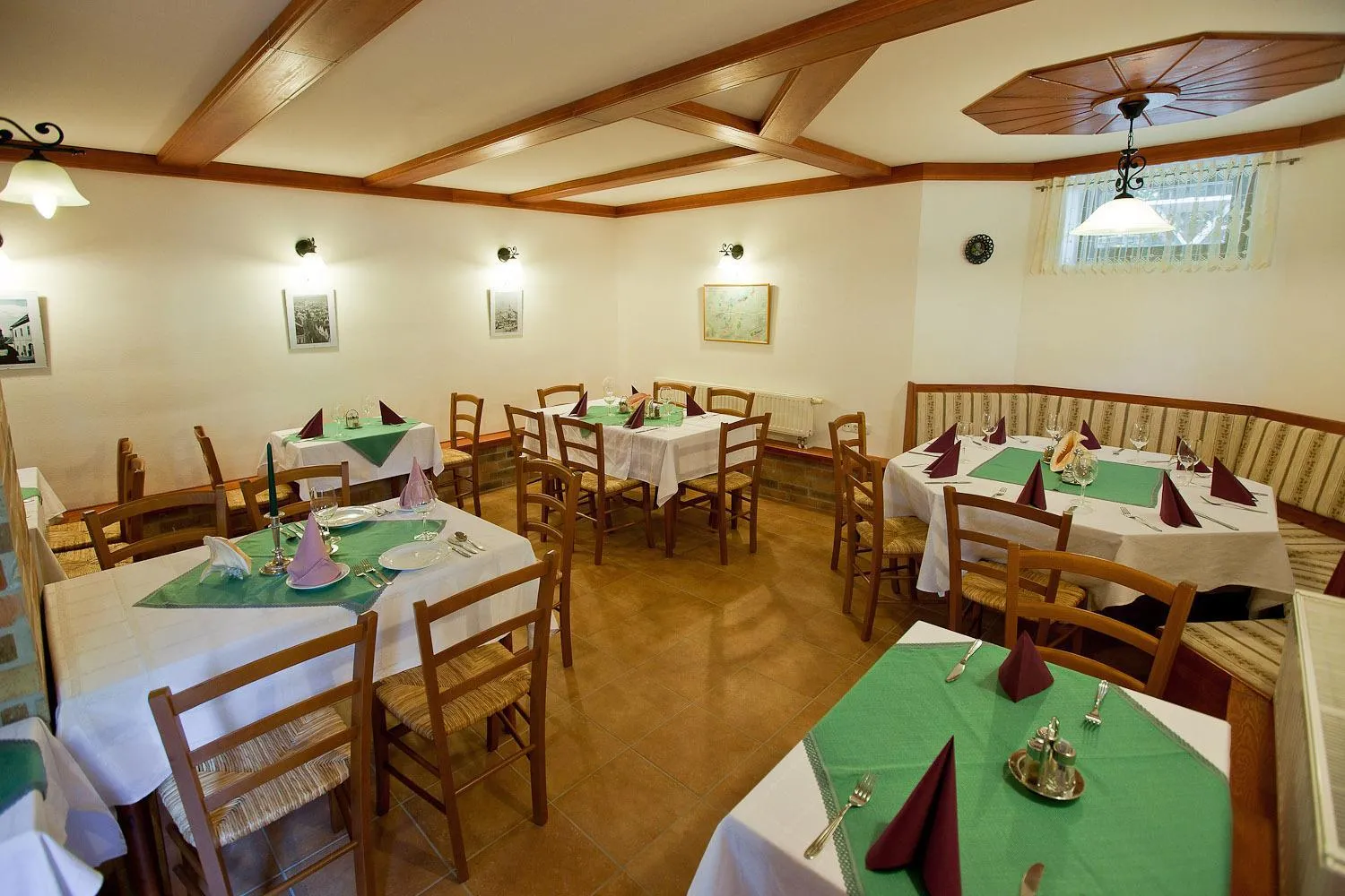 Restaurant/places to eat in Villa Sakura Panzió