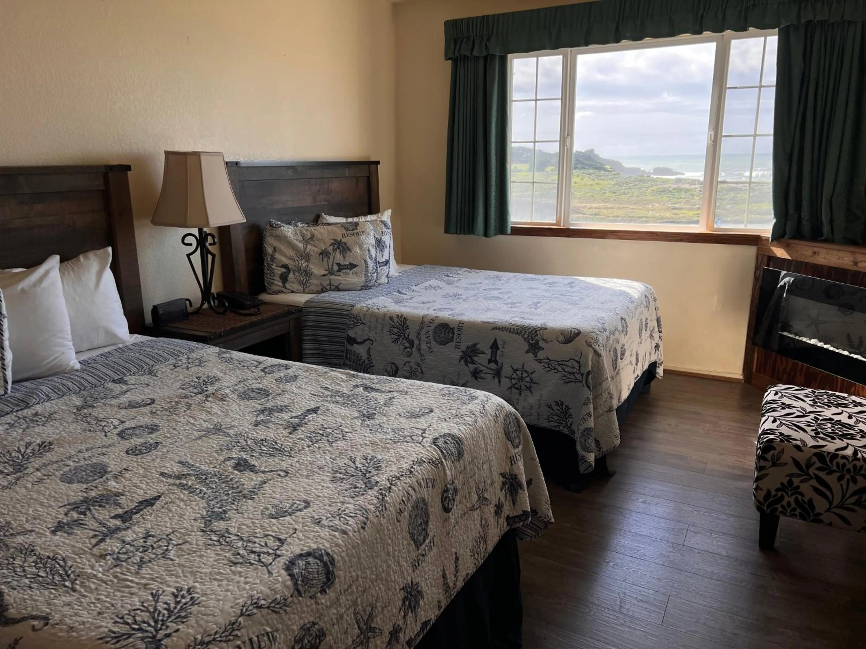 Bed in Gualala Country Inn