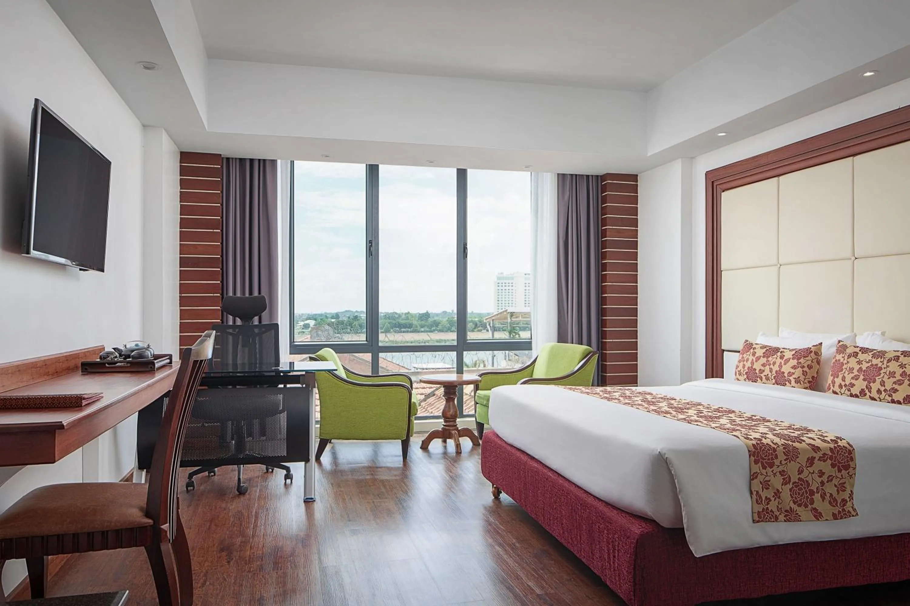 View (from property/room), Bed in Ohana Phnom Penh Palace Hotel