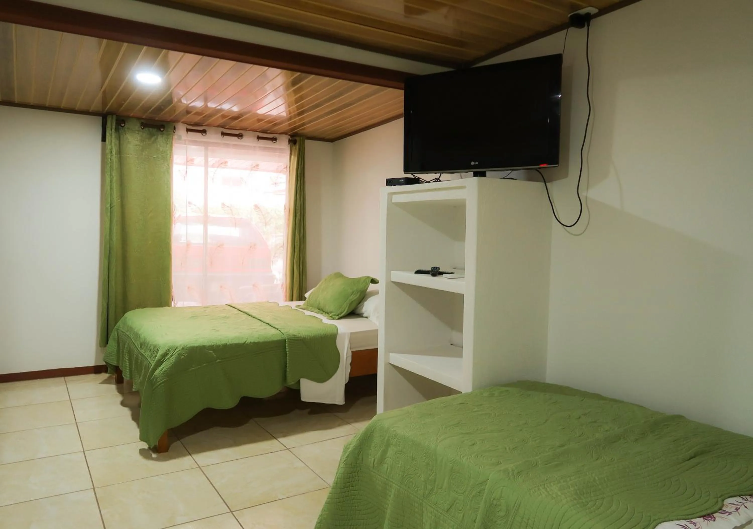 TV and multimedia, Bed in Hotel Hoja de Oro Corcovado