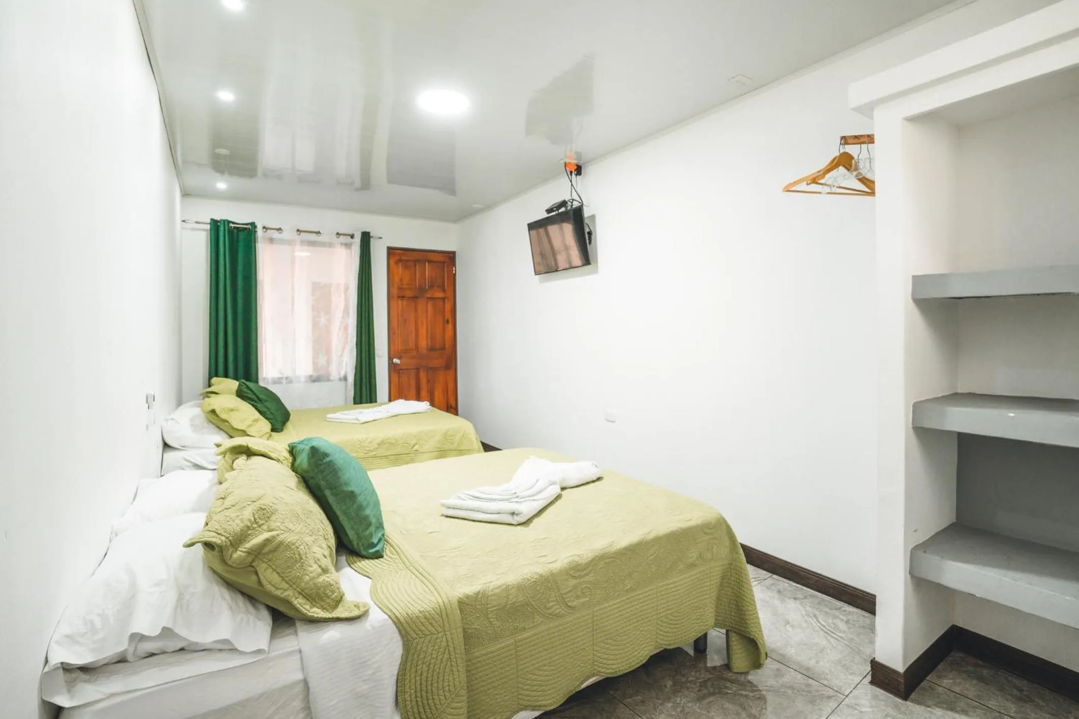 Photo of the whole room, Bed in Hotel Hoja de Oro Corcovado