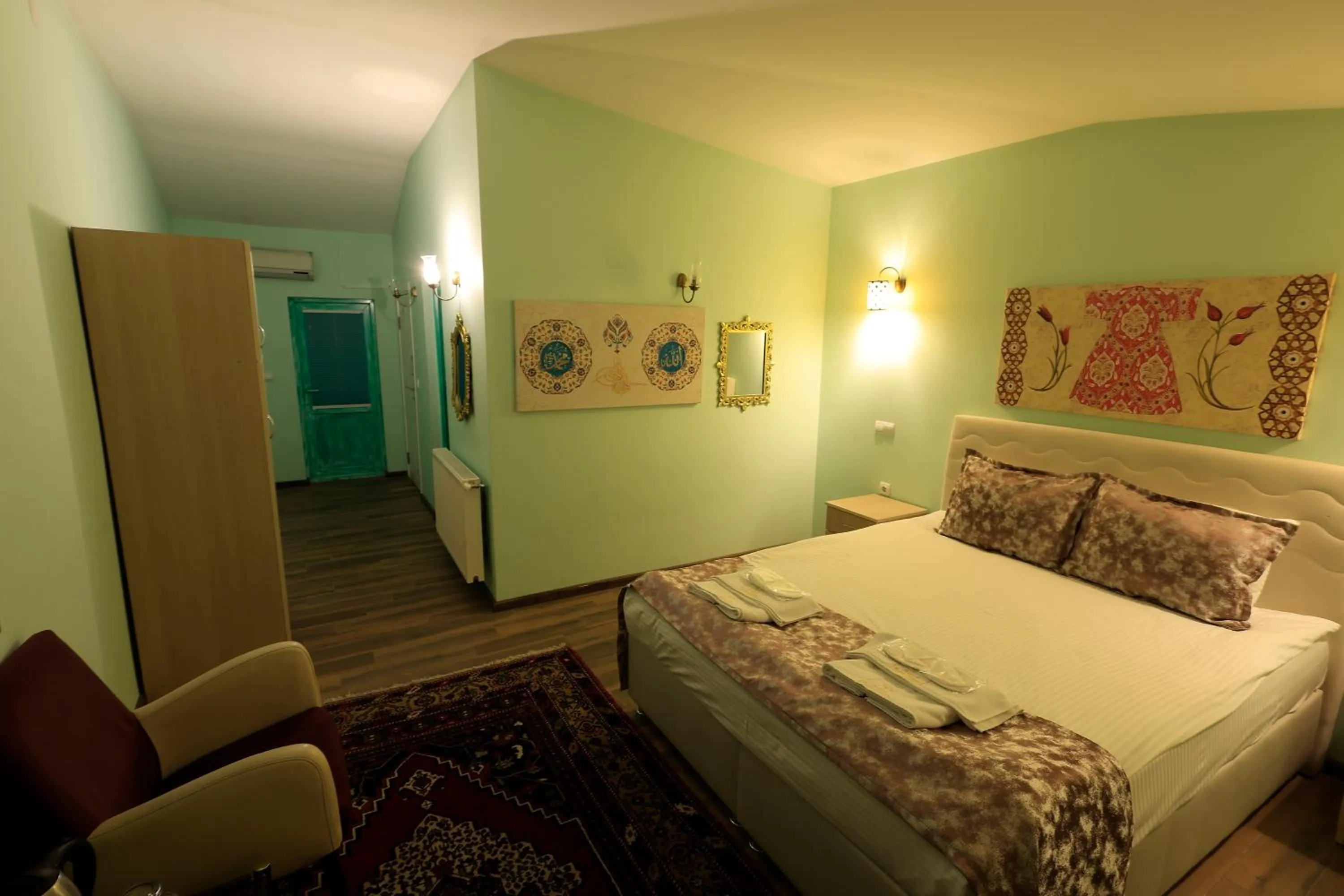 Photo of the whole room, Bed in KEMAL STONE HOUSE HOTEL.