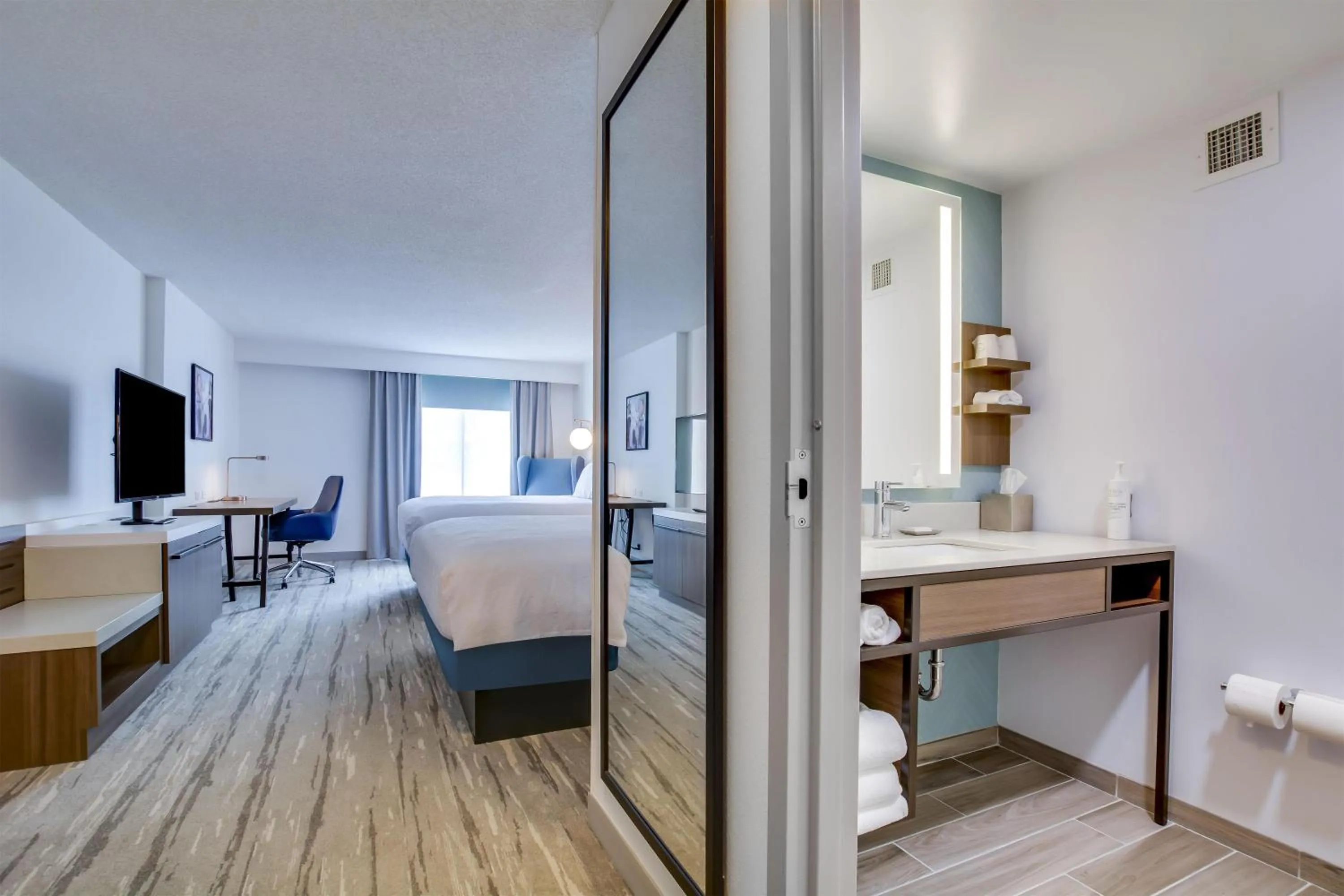 Bed in Hilton Garden Inn Louisville Airport