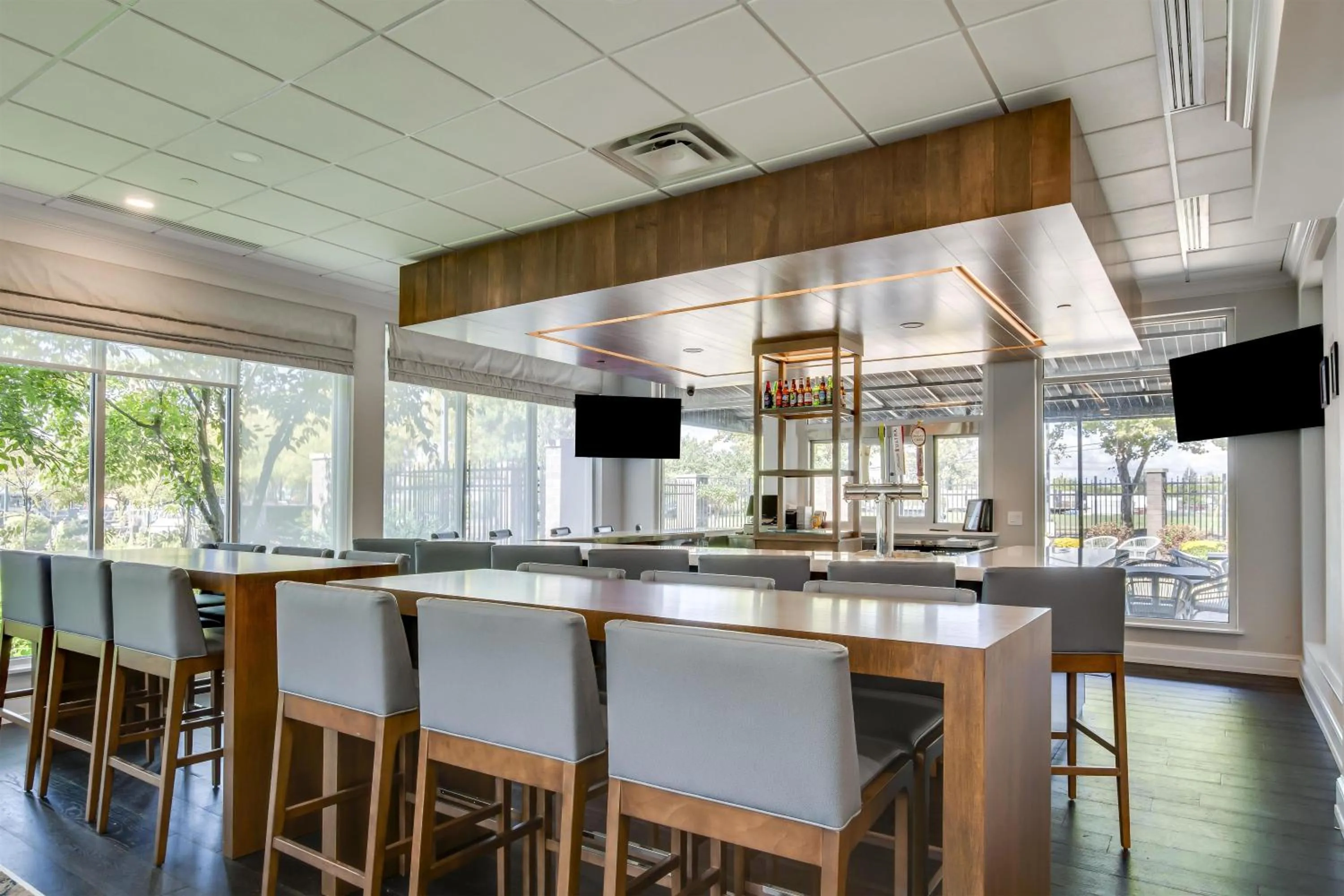 Lounge or bar in Hilton Garden Inn Louisville Airport