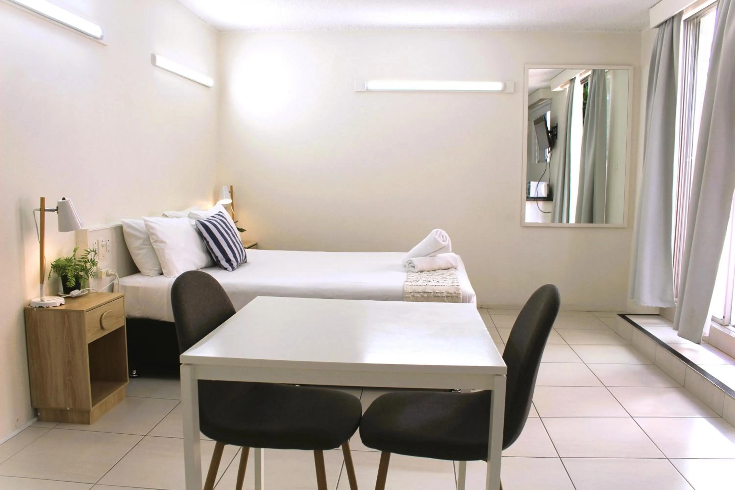 Bed in Camden Motor Inn