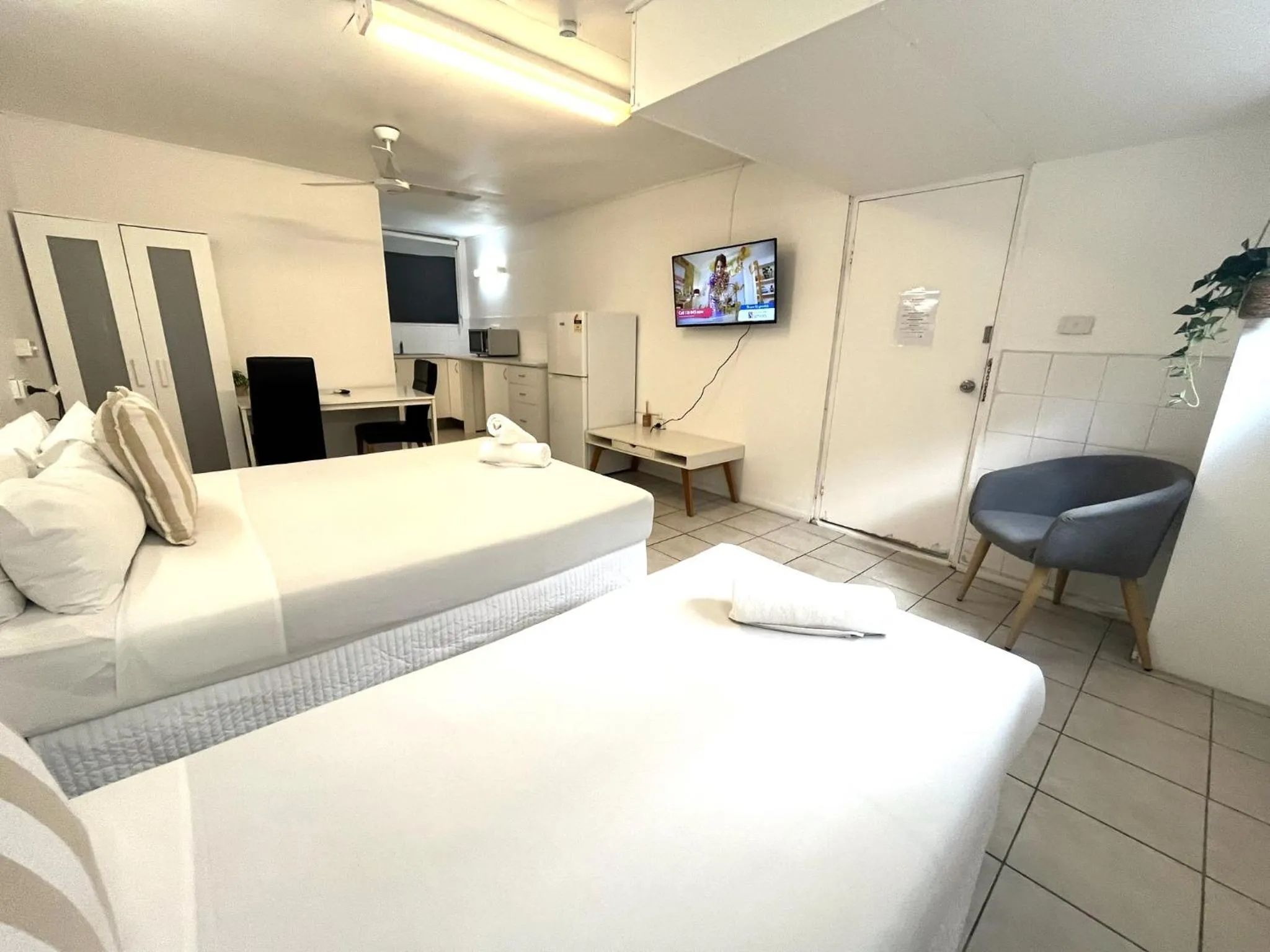 Bed in Camden Motor Inn