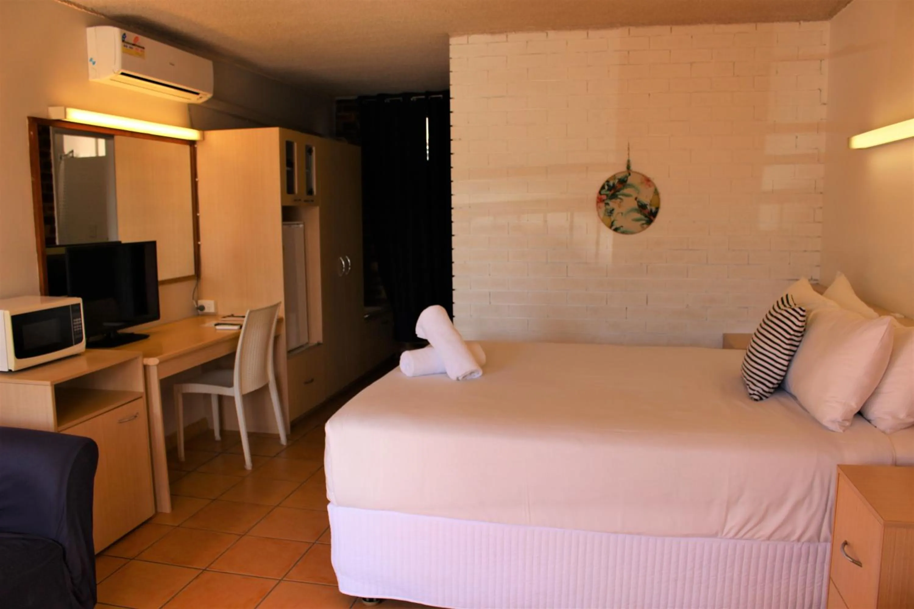 Bed in Camden Motor Inn