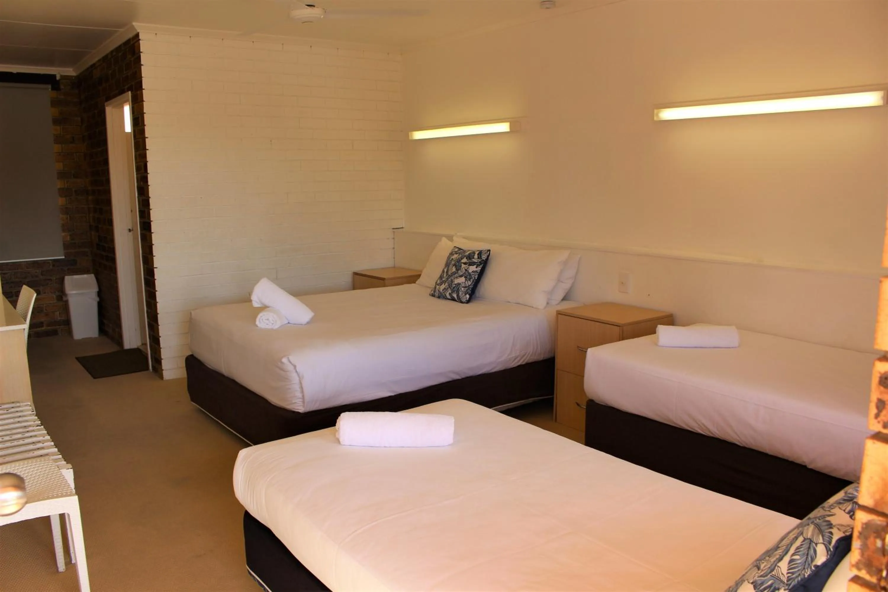 Bed in Camden Motor Inn