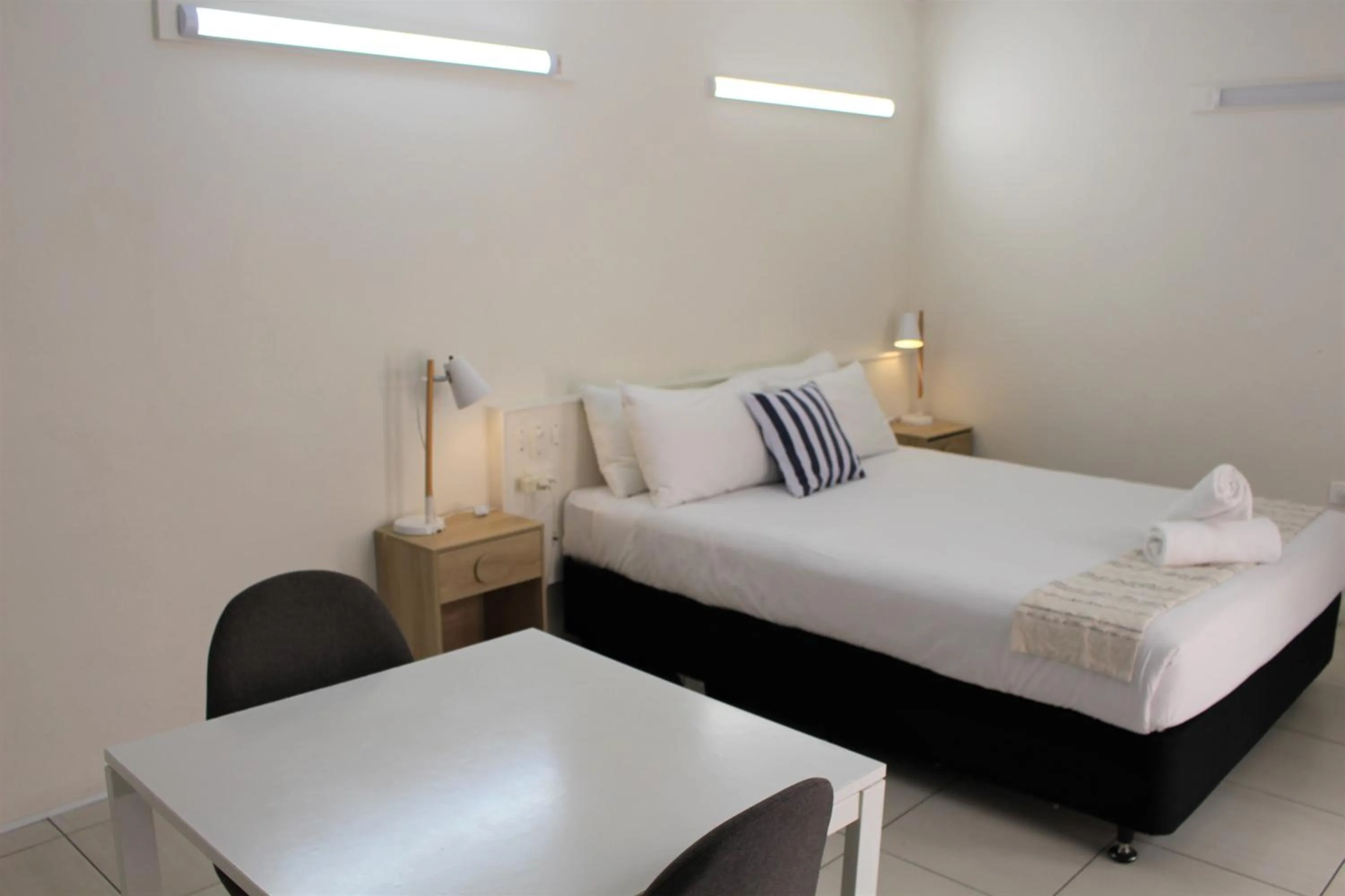 Bed in Camden Motor Inn