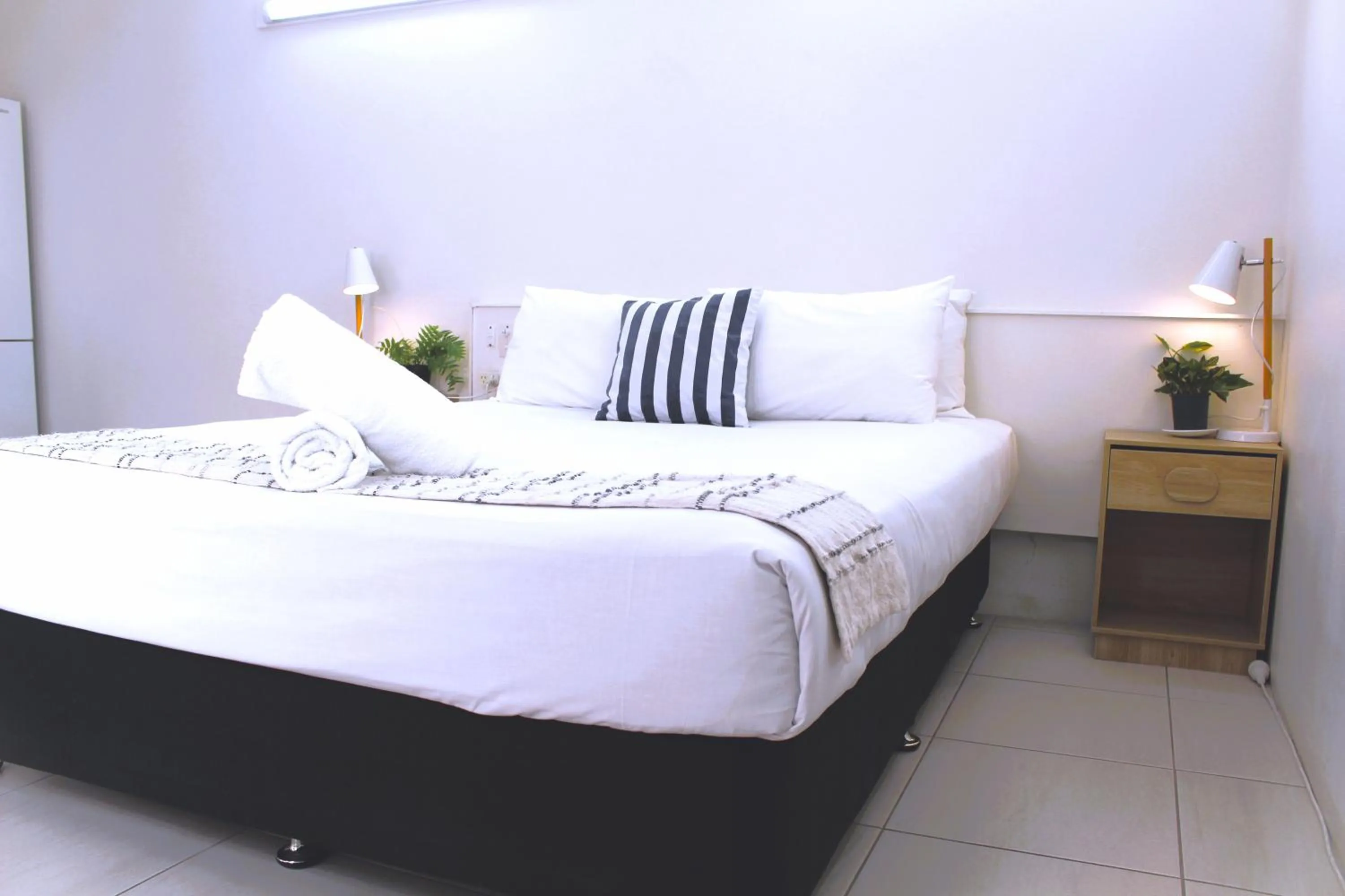 Bed in Camden Motor Inn