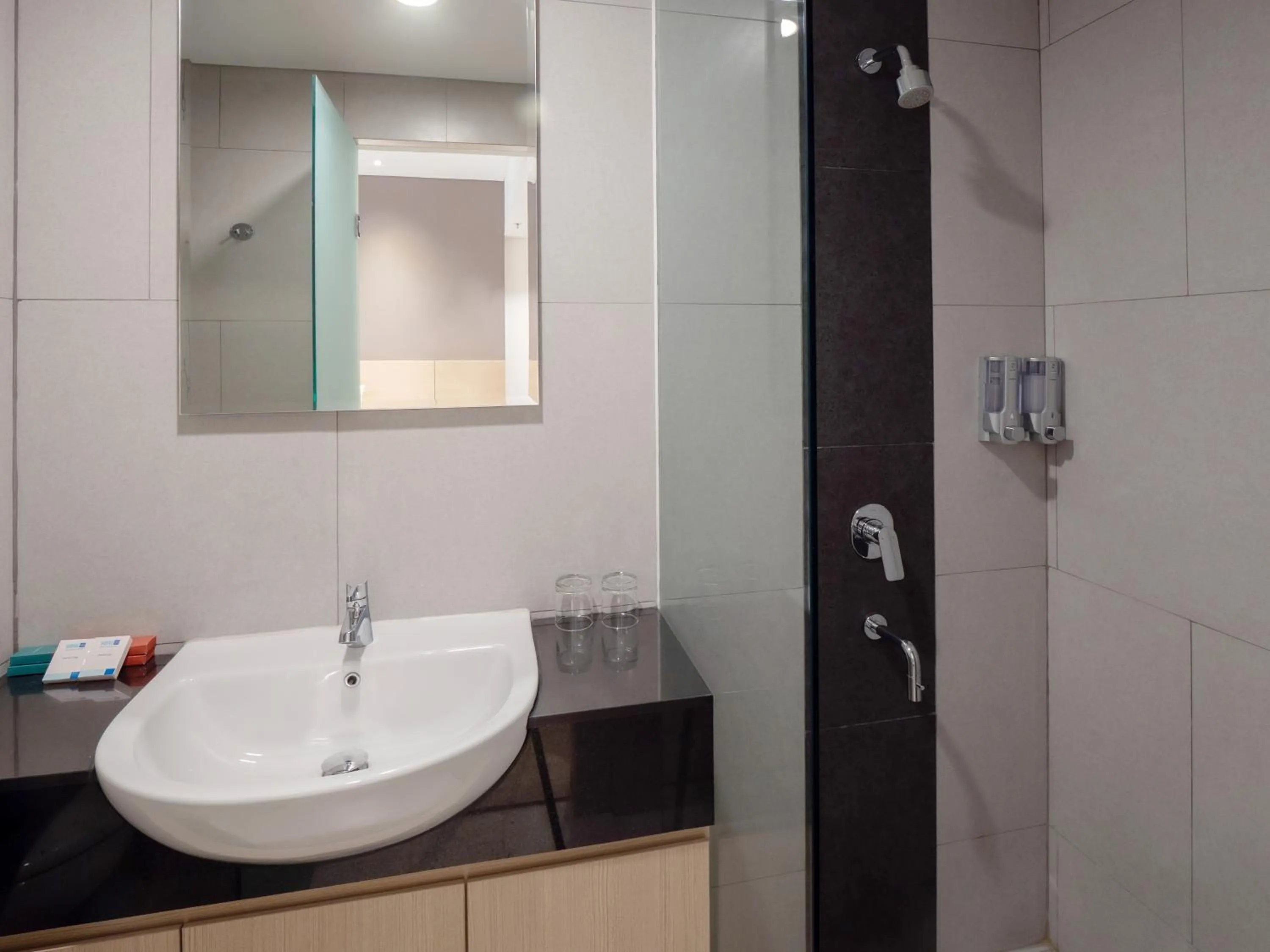 Bathroom in Hotel 88 Blok M Jakarta By WH
