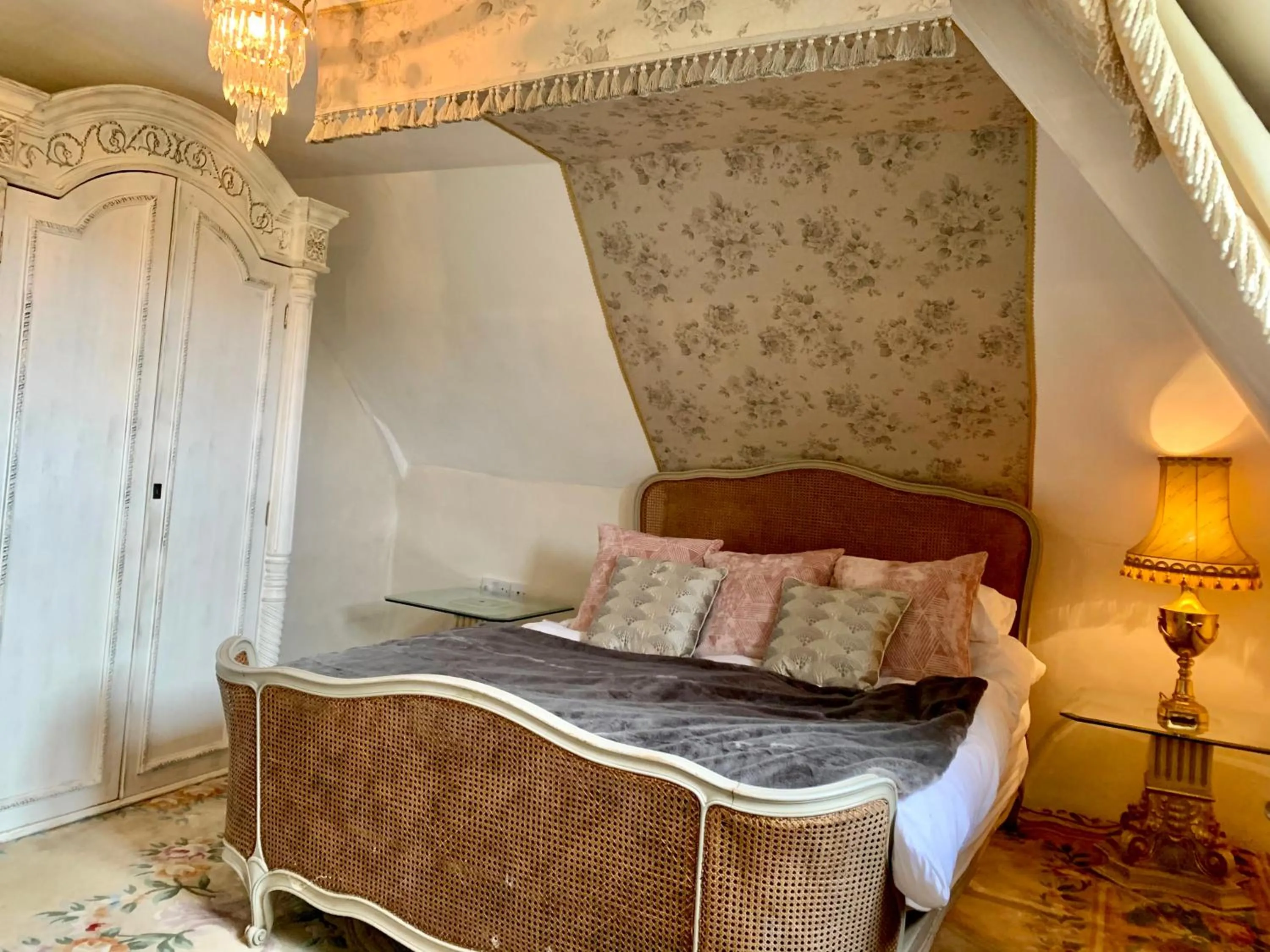 Bedroom, Bed in Buscot Manor