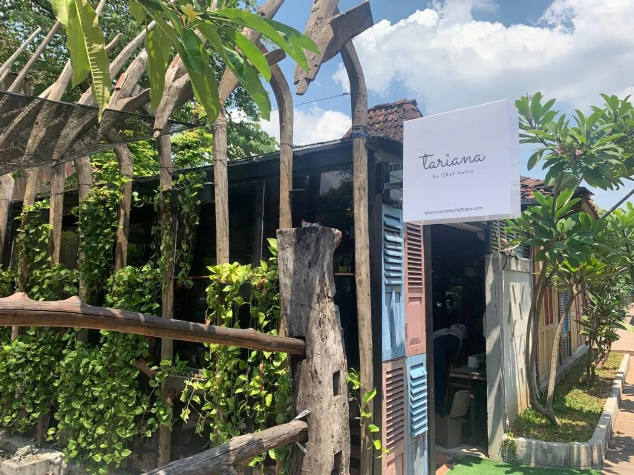 Restaurant/places to eat in Kampung Lawasan Heritage Cottage