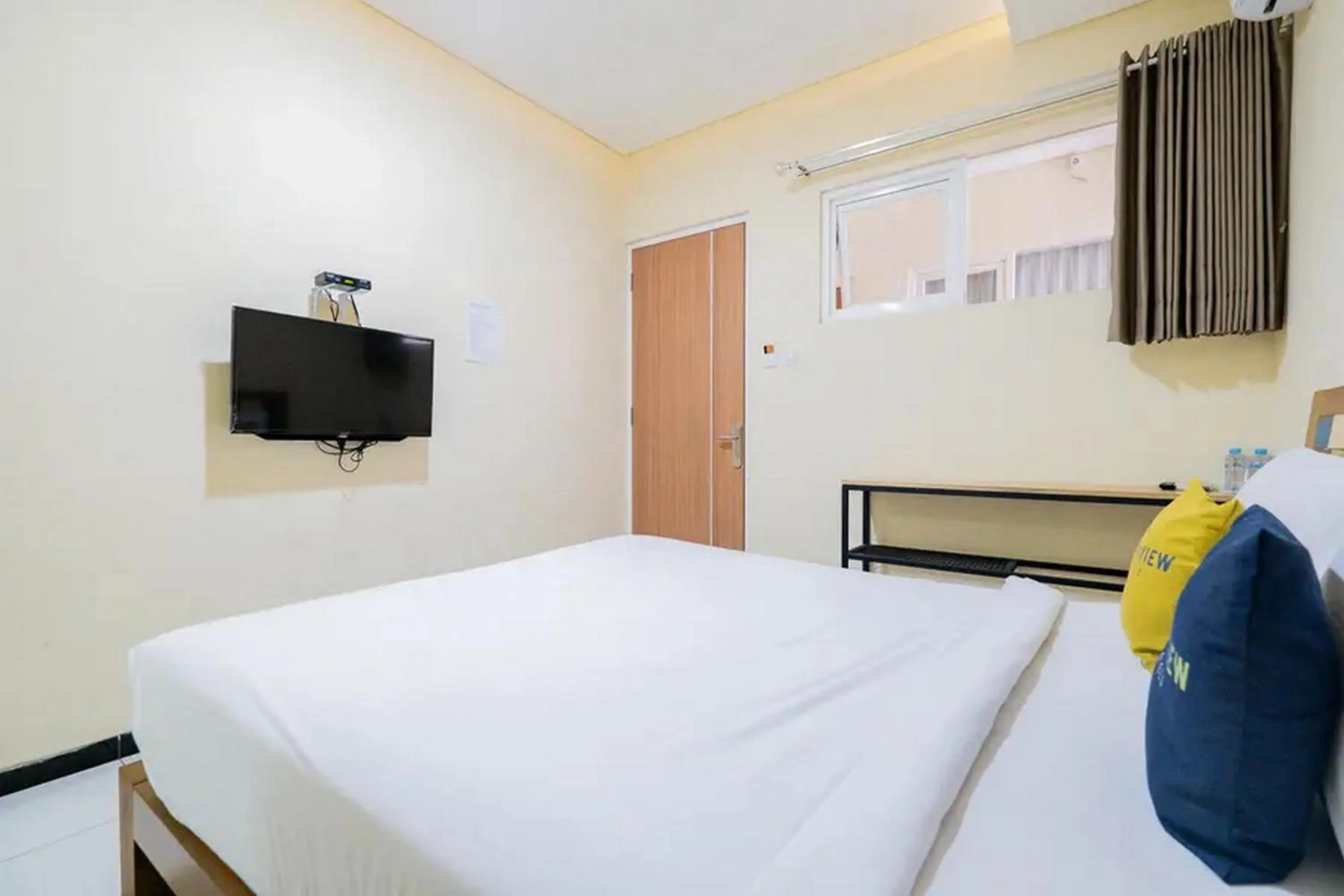 Bed in Urbanview Hotel Omah Anin Batu by RedDoorz