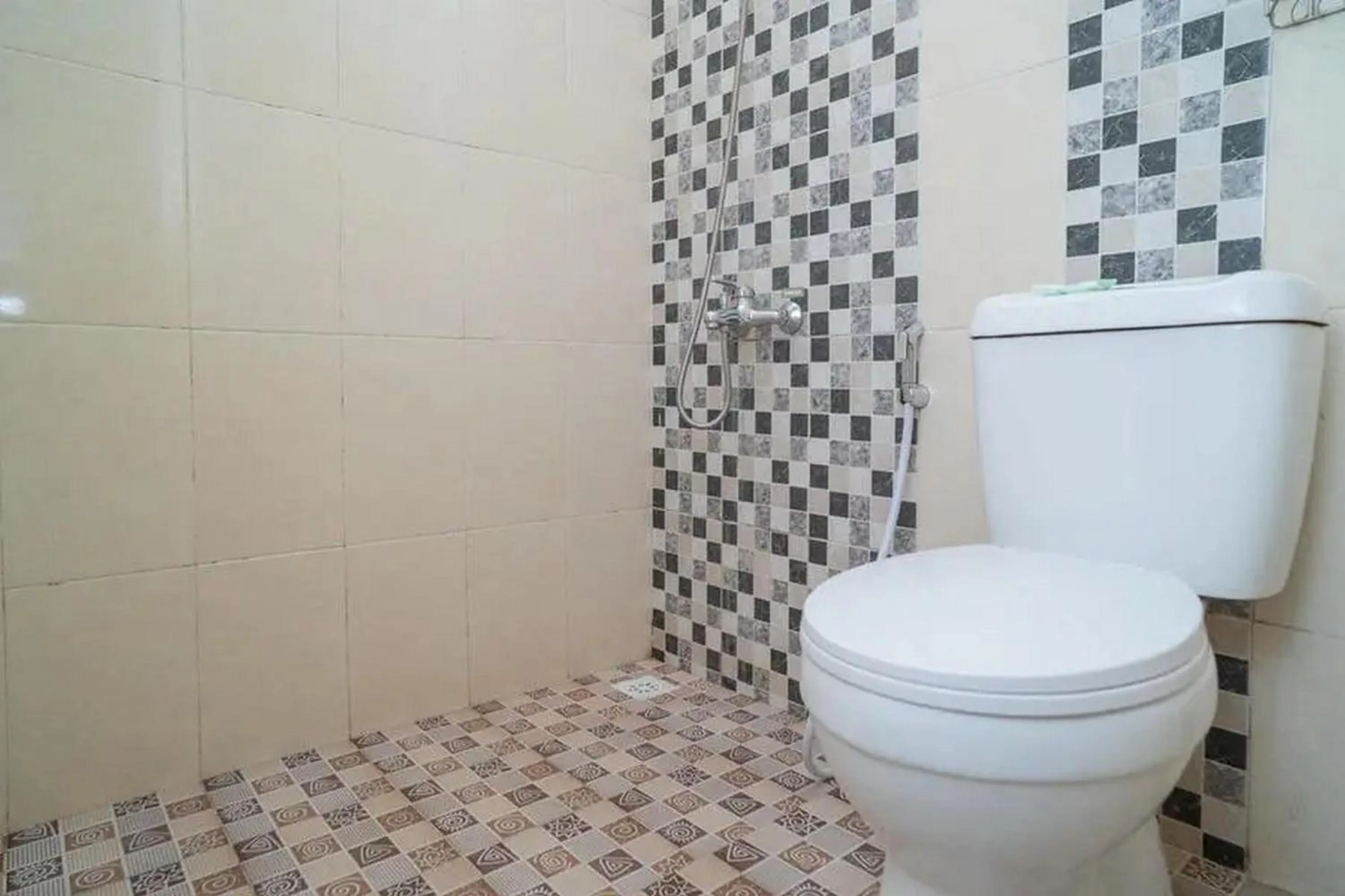 Bathroom in Urbanview Hotel Omah Anin Batu by RedDoorz