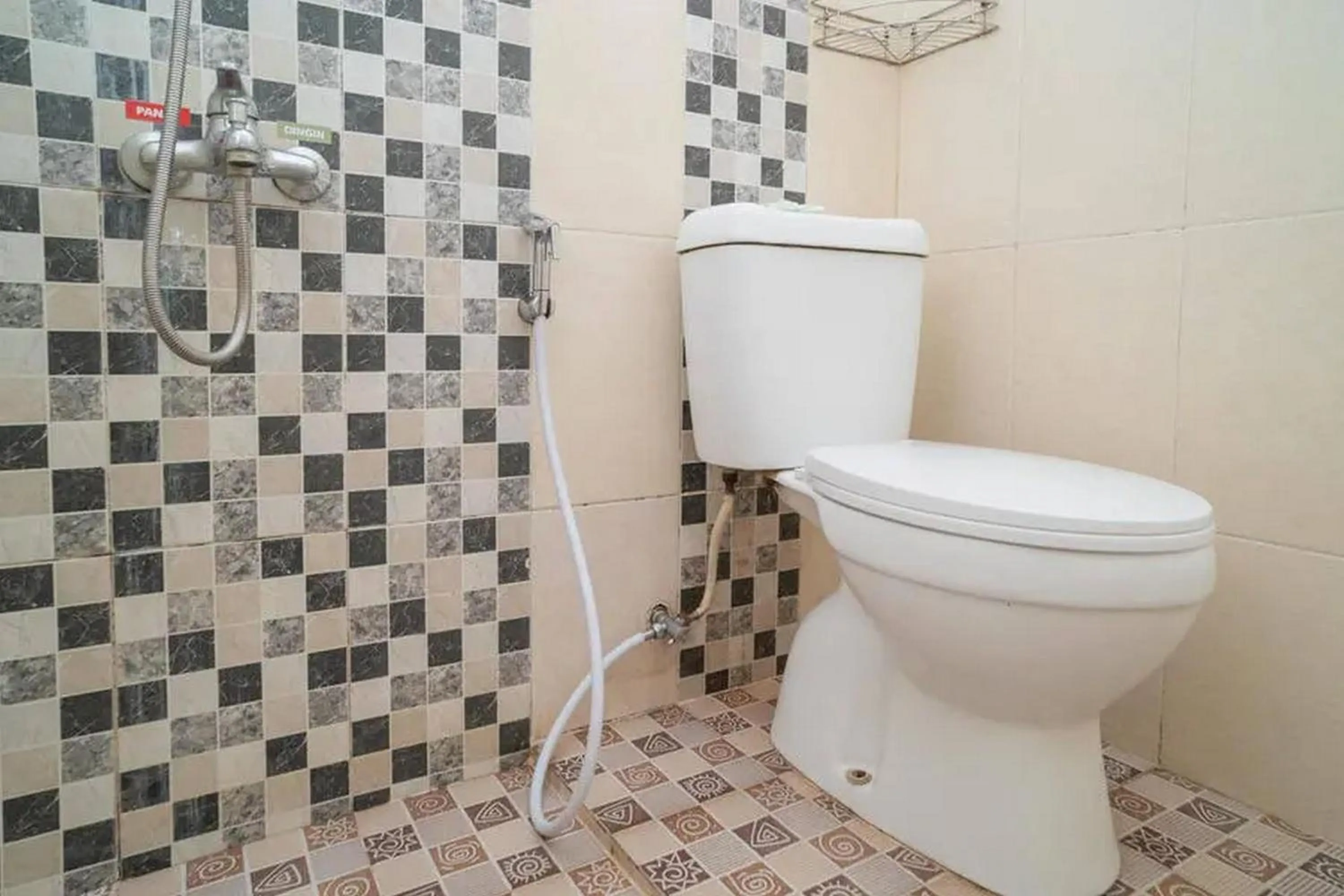 Bathroom in Urbanview Hotel Omah Anin Batu by RedDoorz