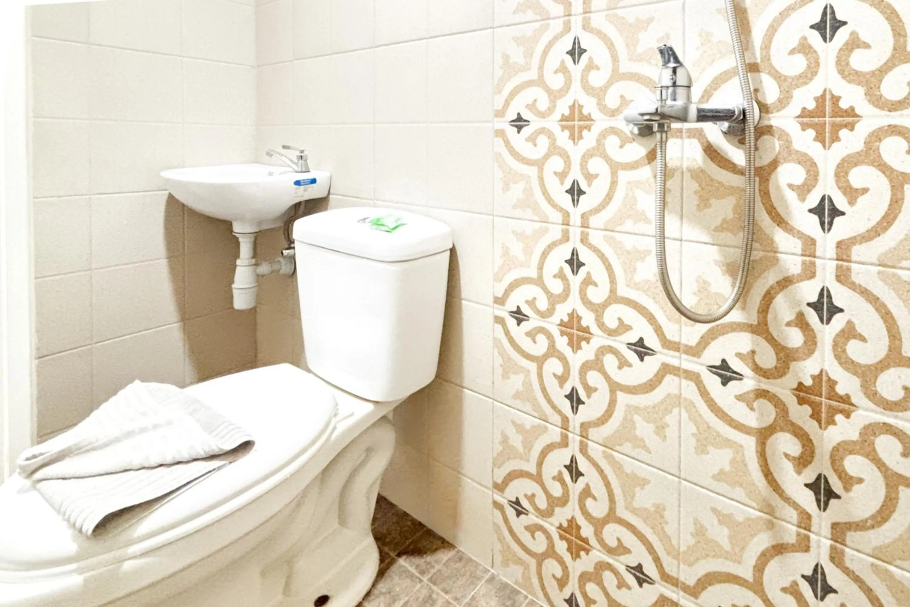 Bathroom in Urbanview Hotel Omah Anin Batu by RedDoorz