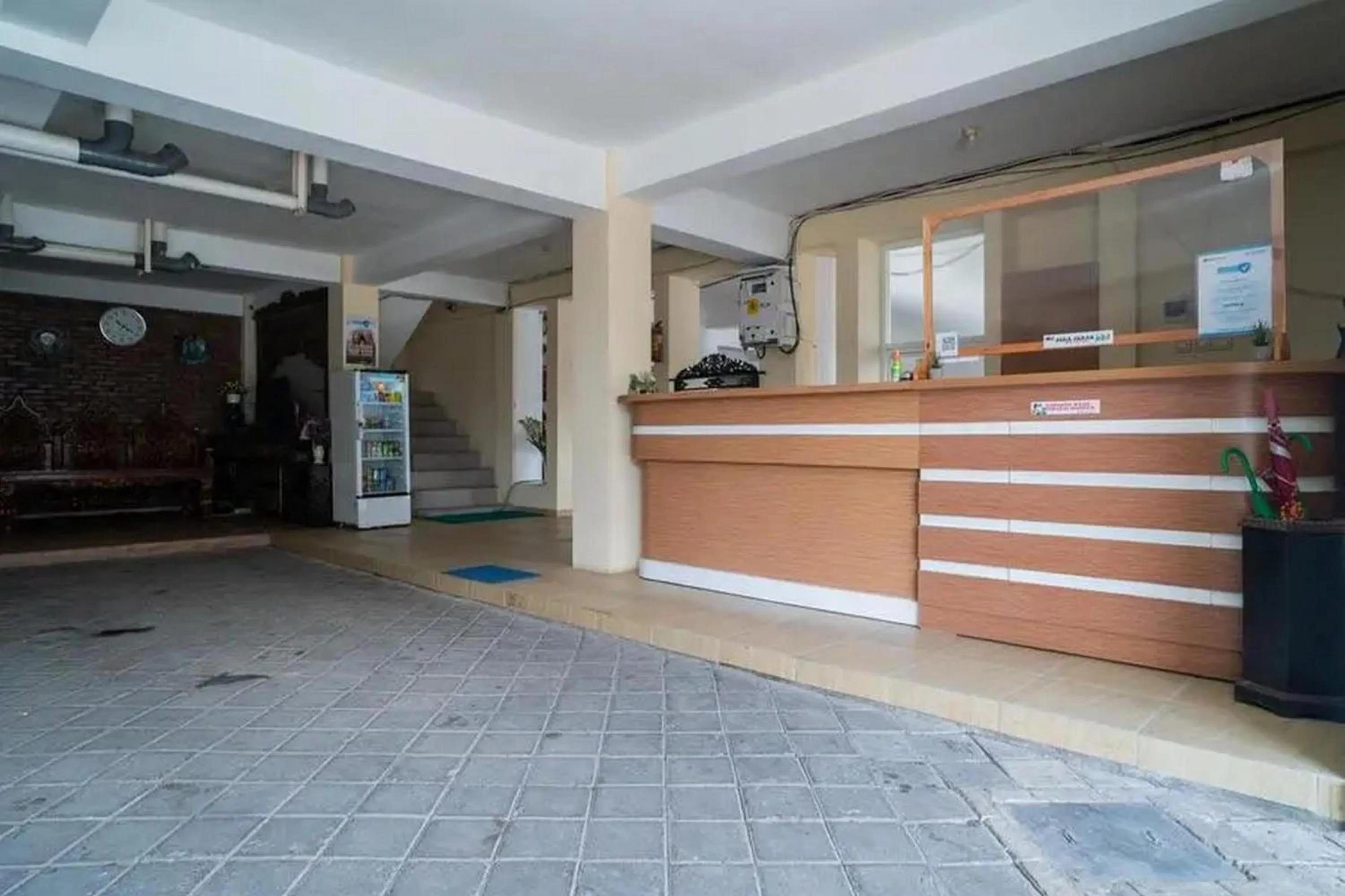 Lobby or reception in Urbanview Hotel Omah Anin Batu by RedDoorz