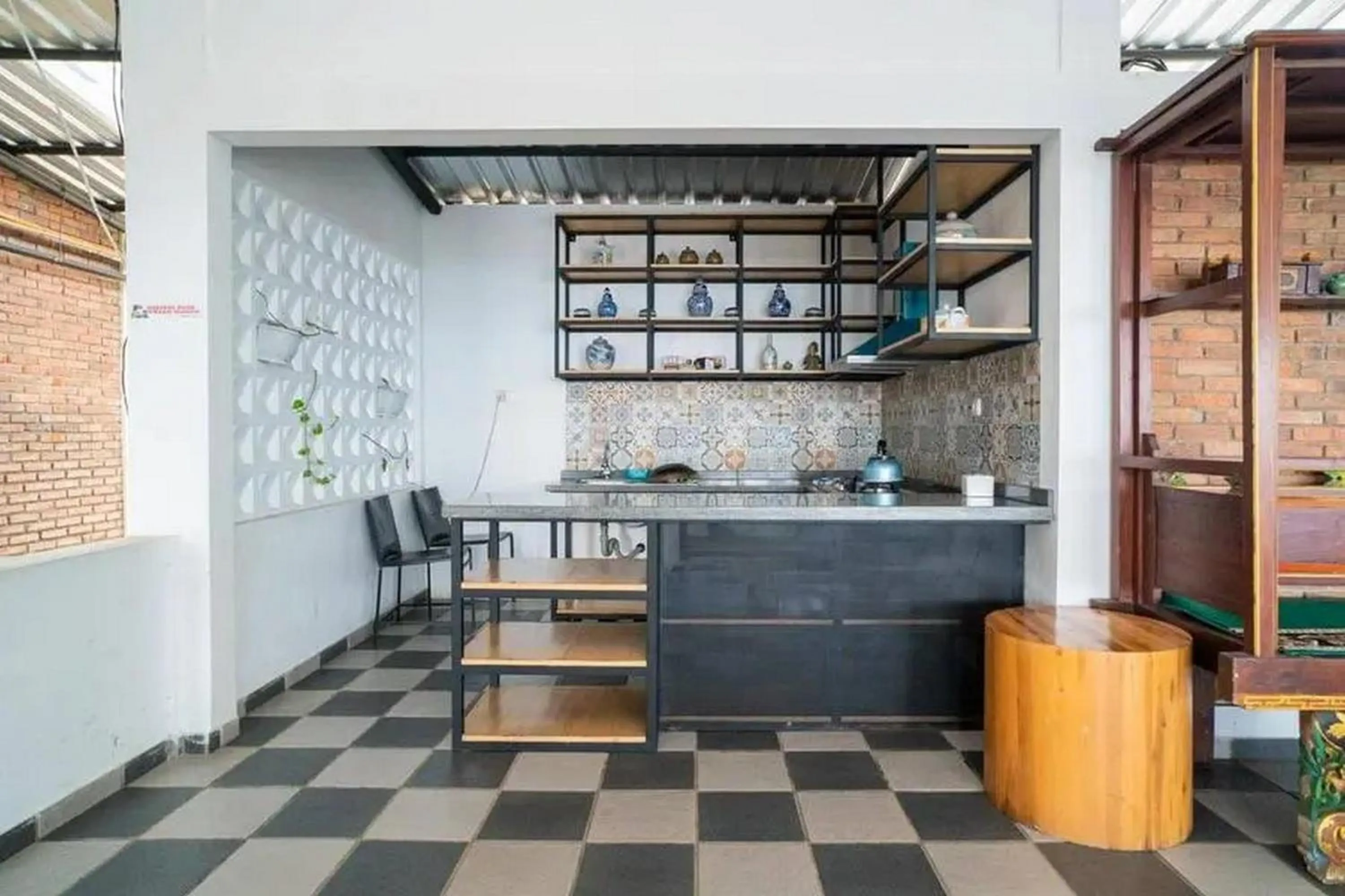 Kitchen or kitchenette in Urbanview Hotel Omah Anin Batu by RedDoorz