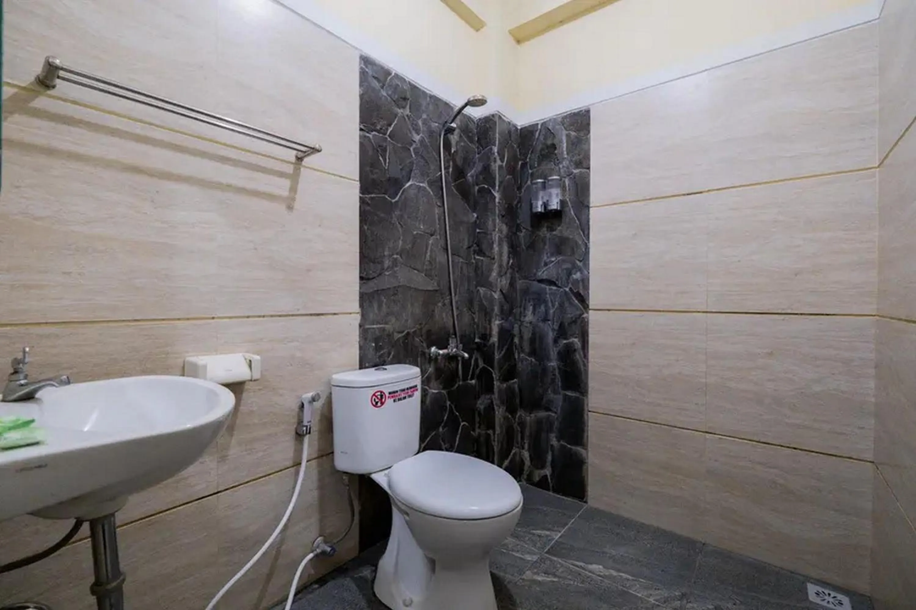 Bathroom in Urbanview Hotel Omah Anin Batu by RedDoorz